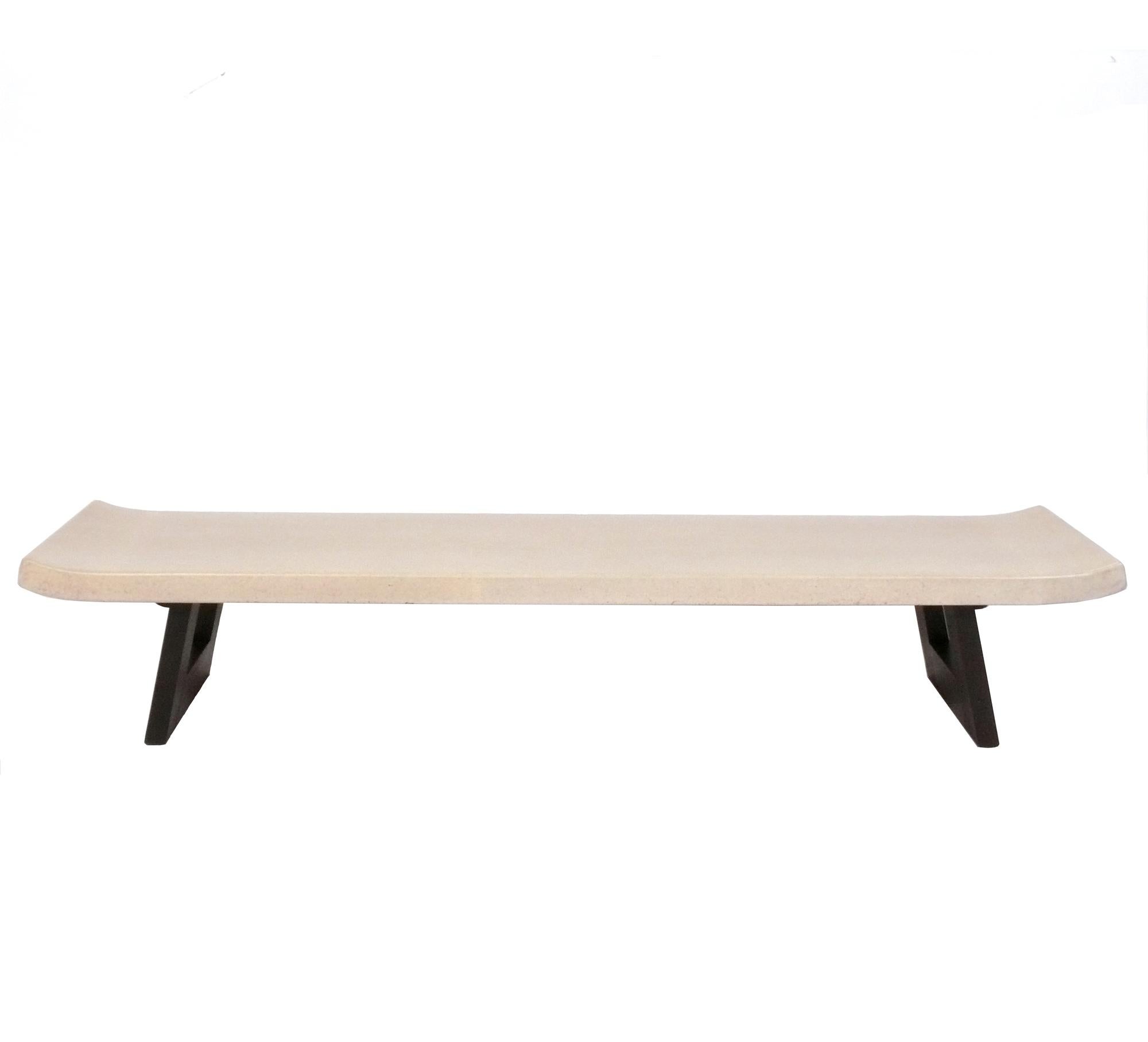 Table basse ou banc curviligne en liège, conçu par Paul Frankl pour Johnson Furniture, américain, vers les années 1940. Cette pièce a été récemment rénovée et est prête à l'emploi. 