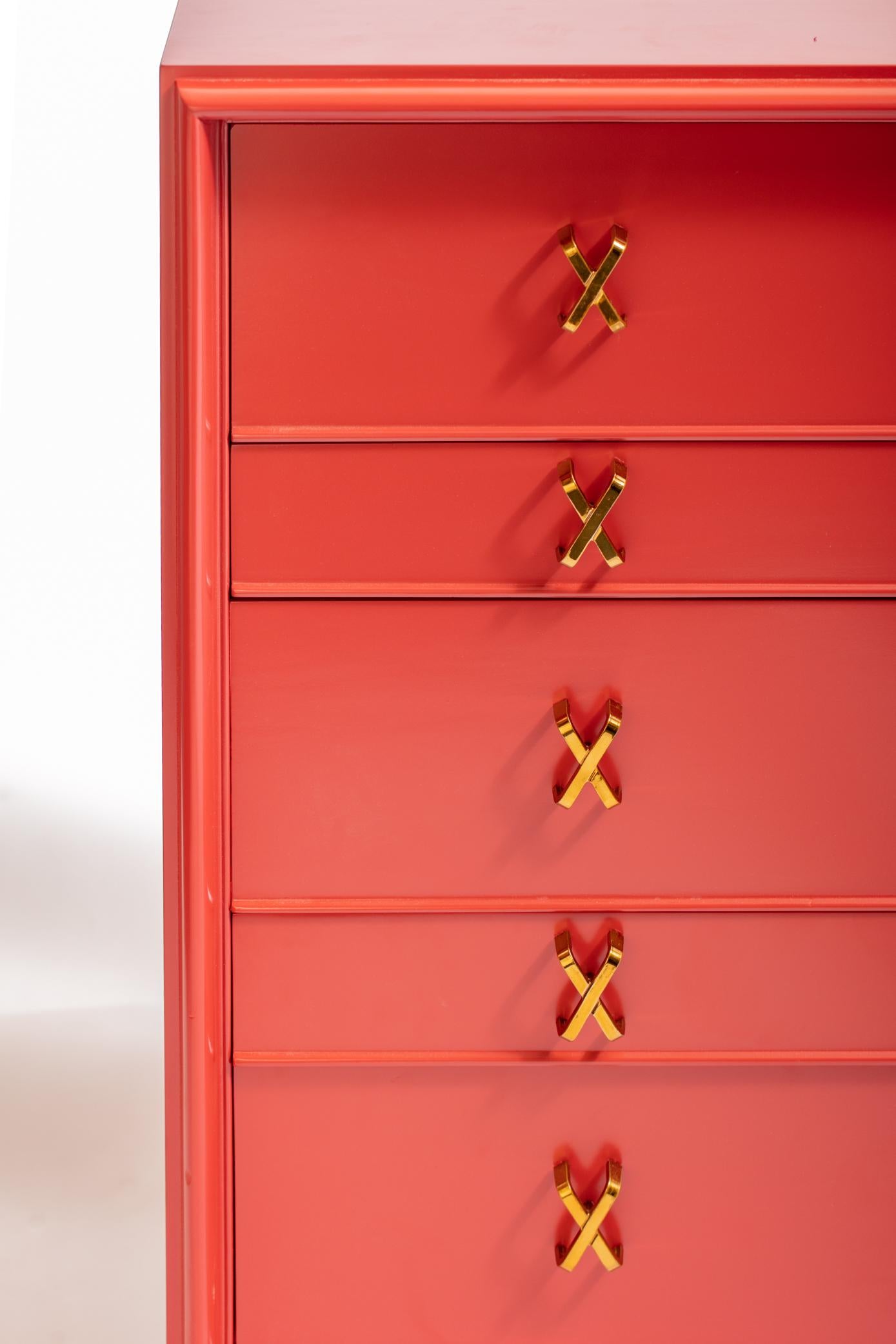 Die ikonische Kommode mit 10 Schubladen von Paul Frankl mit frisch polierten X-Zügen aus Messing, neu lackiert und in marokkanischem Rot aus Frankls Debonair-Kollektion für Johnson Furniture gezeigt.  Paar verfügbar. Bitte beachten Sie, dass der