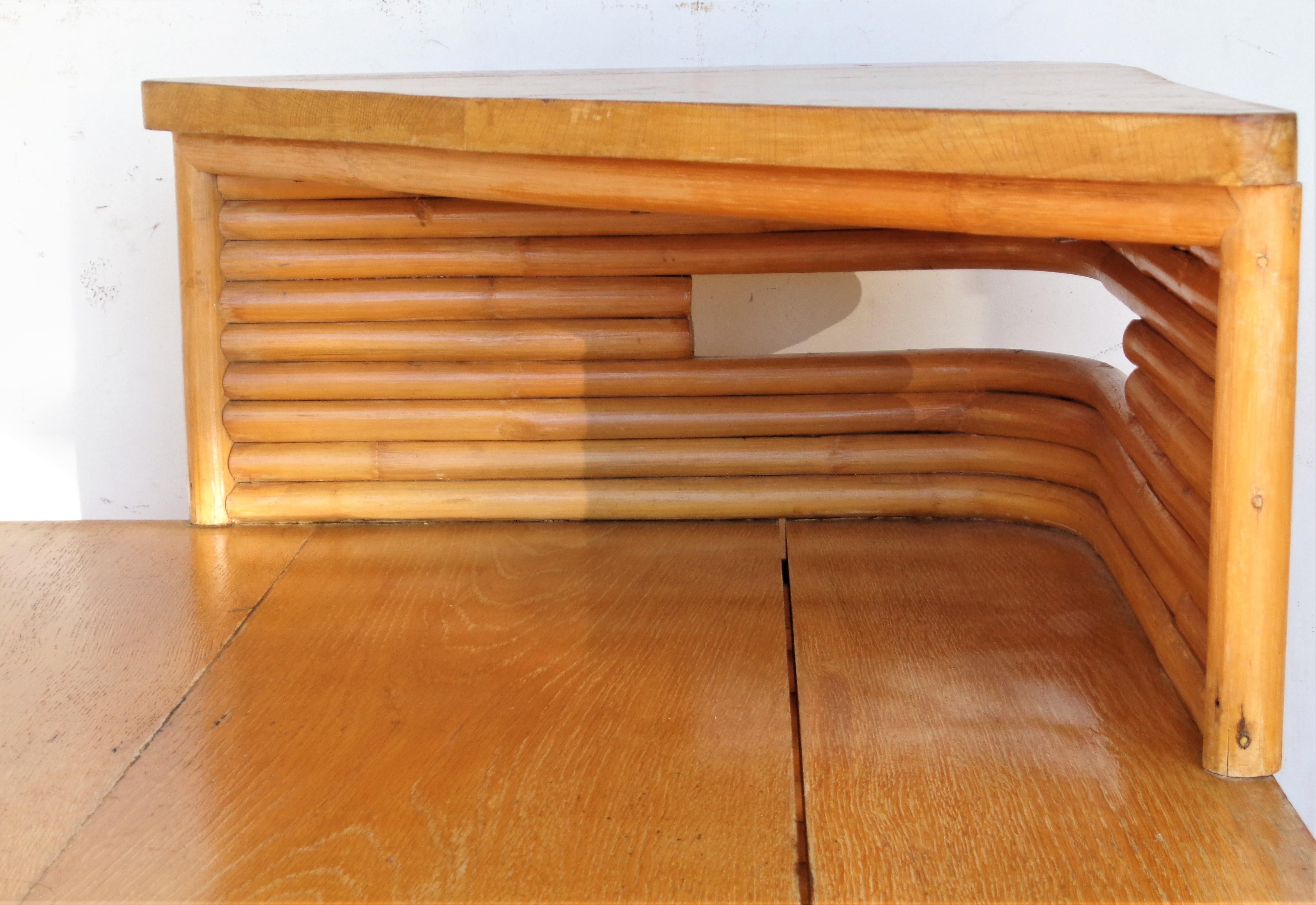 Art déco Table d'angle à deux niveaux en rotin Paul Frankl en vente