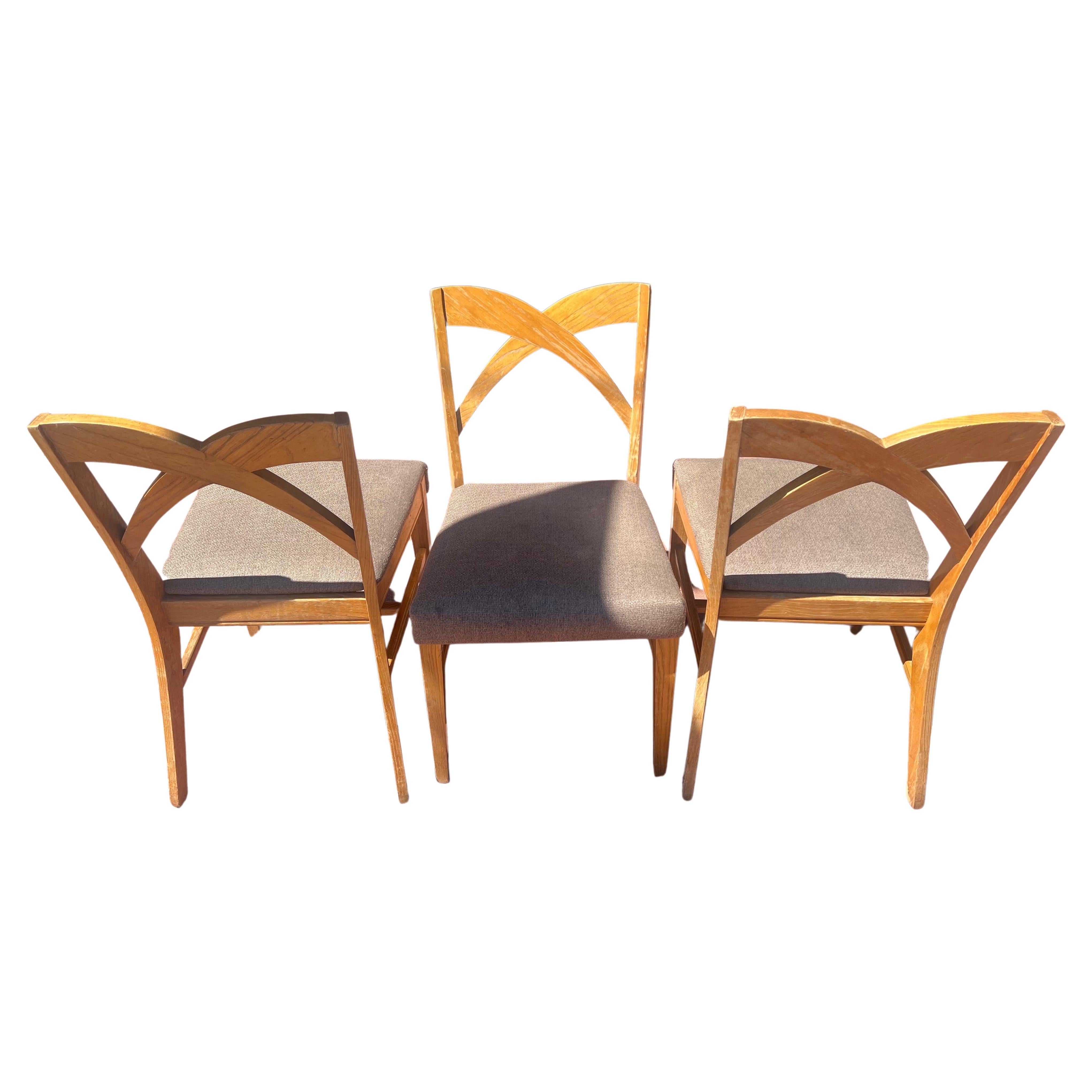 Entrez dans le royaume de la sophistication intemporelle avec notre collection de chaises de salle à manger croisées en 