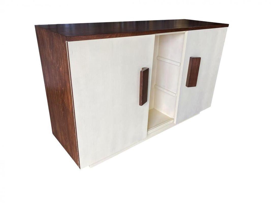 Eleganter Esstisch aus Nussbaumholz mit passendem Buffetschrank, entworfen von Paul Frankl für The Johnson Furniture Company, Amerika, um 1940. Der Tisch wurde in einem leichten Rotton auf der Tischplatte neu lackiert und hat ein cremefarbenes