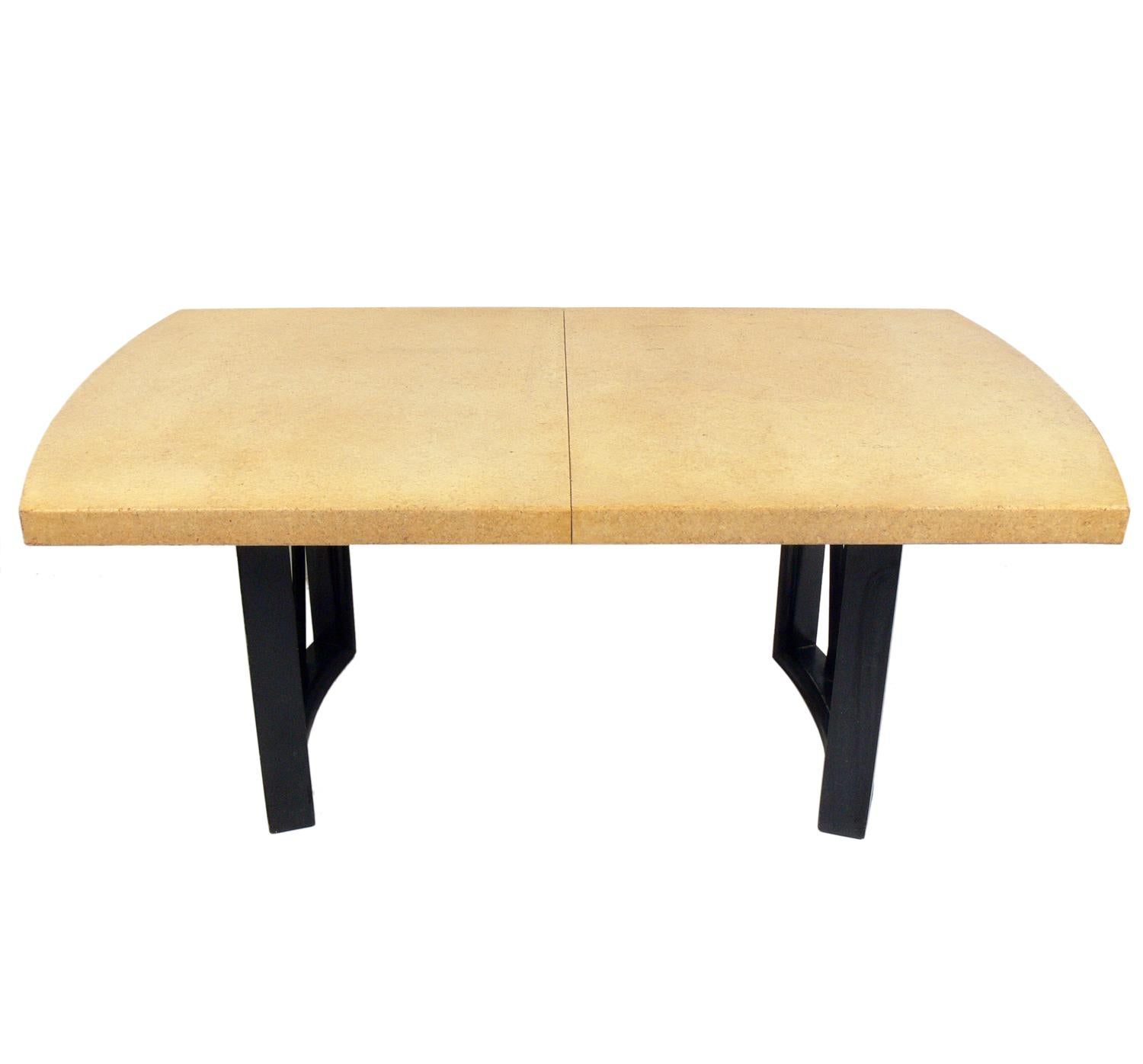 Élégante table à manger à plateau en liège, conçue par Paul Frankl pour The Johnson Furniture Company, américaine, vers les années 1940. Cette table est actuellement en cours de finition et peut être complétée dans la couleur de votre choix. Le prix