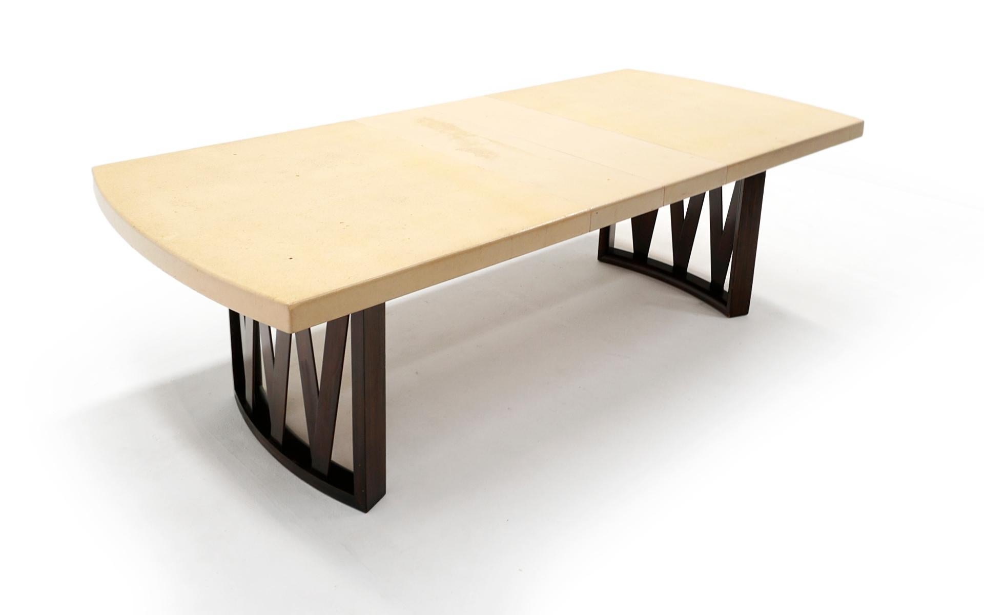 Table à manger à plateau en liège conçue par le plus important designer américain de meubles Art Déco, Paul Frankl, pour la Johnsone Furniture Company. Cette table est dans un état totalement original. Extensible avec deux feuilles. 
Mesures :