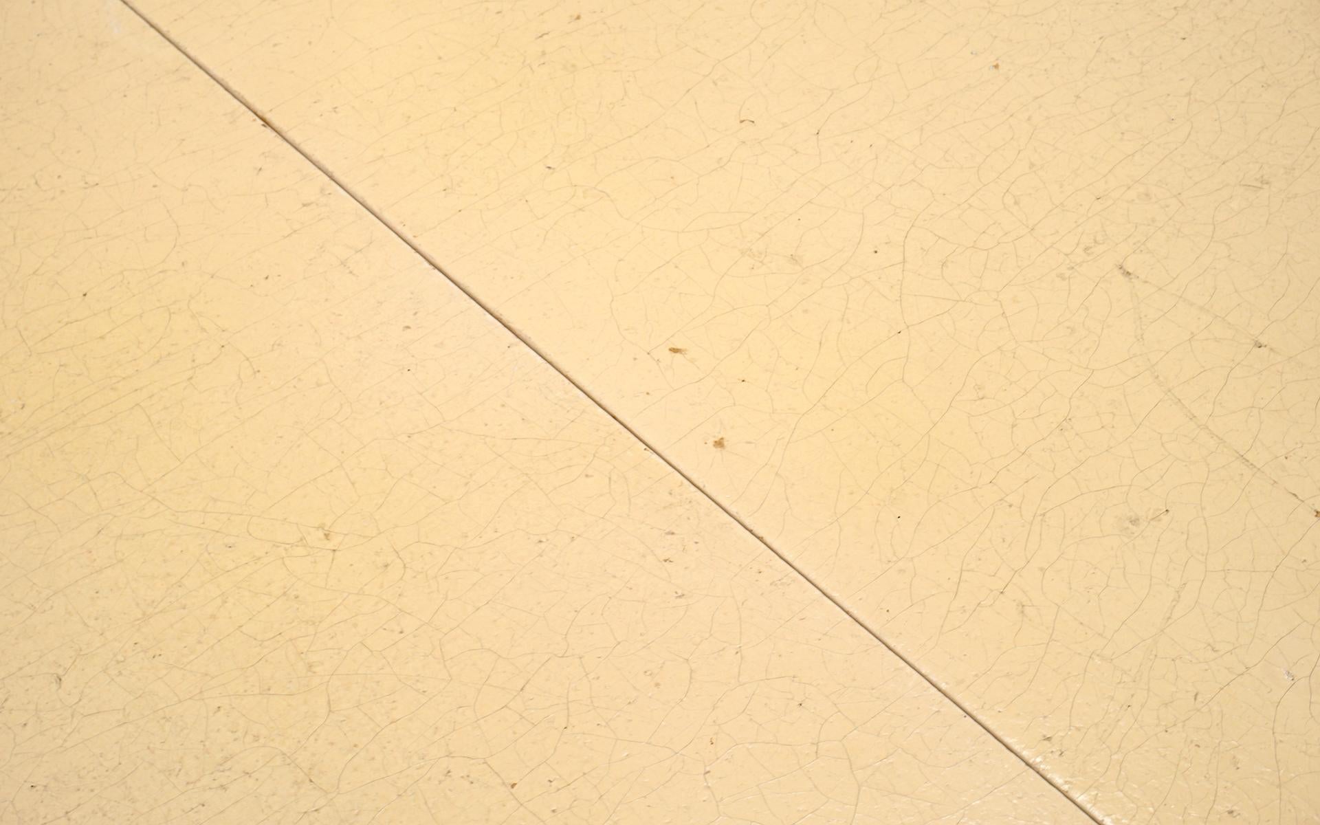 Milieu du XXe siècle Table de salle à manger Paul Frankl avec deux rallonges:: plateau en liège:: cadre en acajou:: d'origine en vente