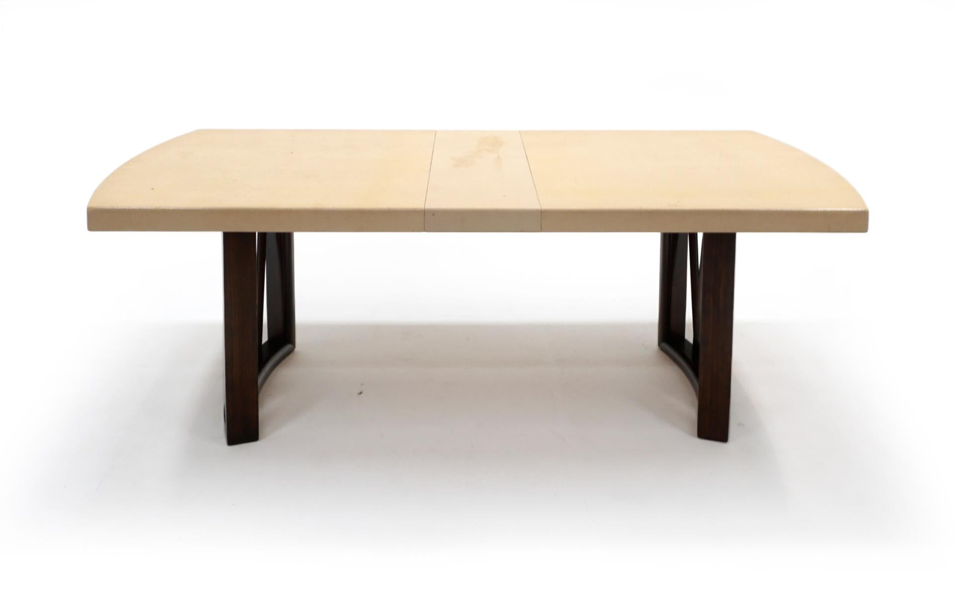Acajou Table de salle à manger Paul Frankl avec deux rallonges:: plateau en liège:: cadre en acajou:: d'origine en vente