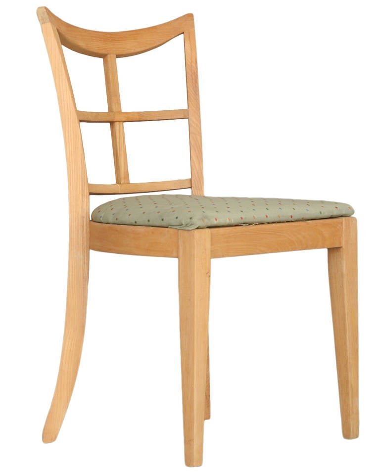 Ensemble de chaises de salle à manger à dossier en treillis par Paul Frankl pour le groupe Brown Saltman. Les chaises sont recouvertes d'un tissu en coton bleu de haute qualité. L'ensemble comprend quatre chaises de capitaine.
