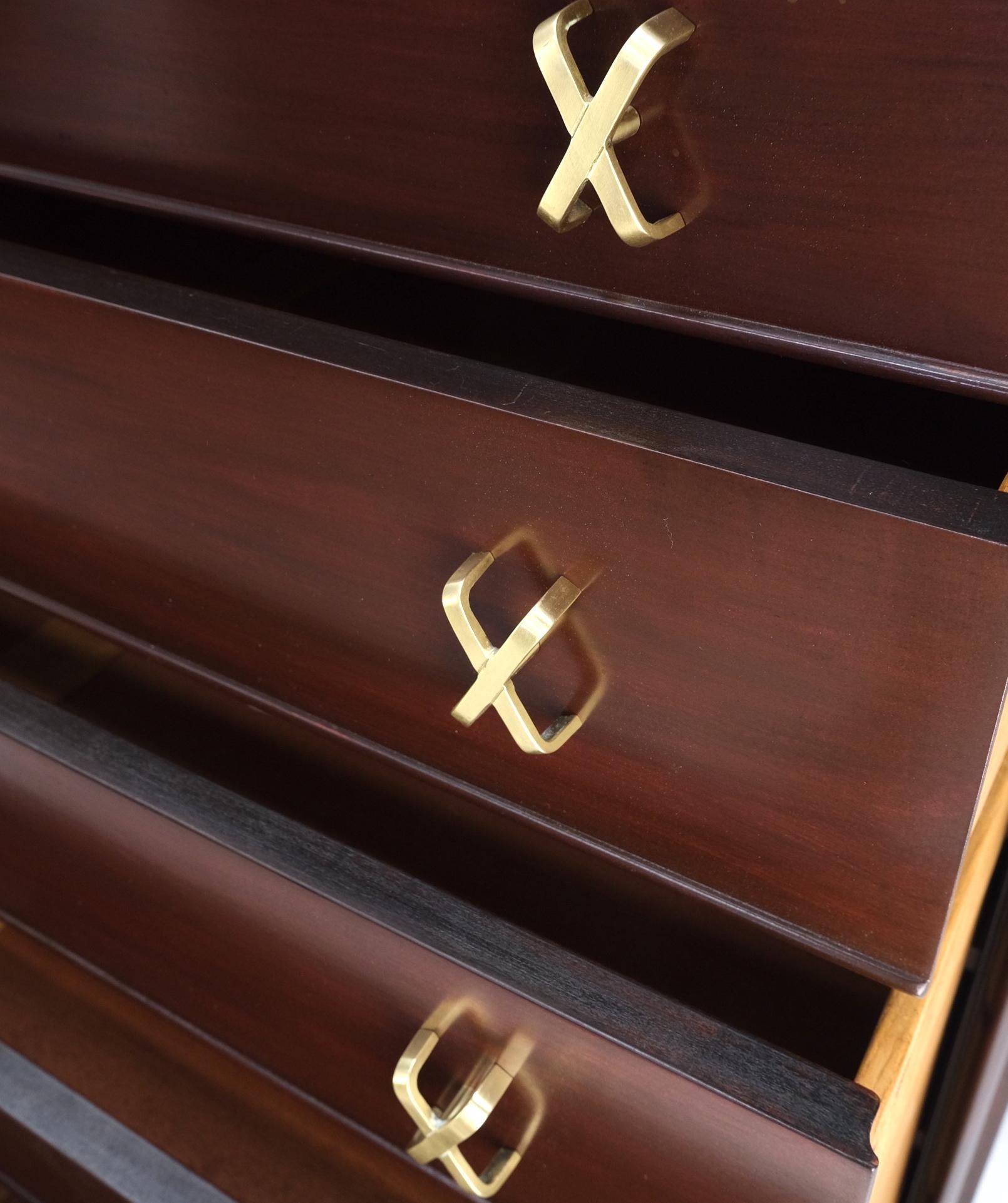Américain Commode haute à poignées en laiton avec tiroirs en forme de X, de Paul Frankl pour Johnson en vente