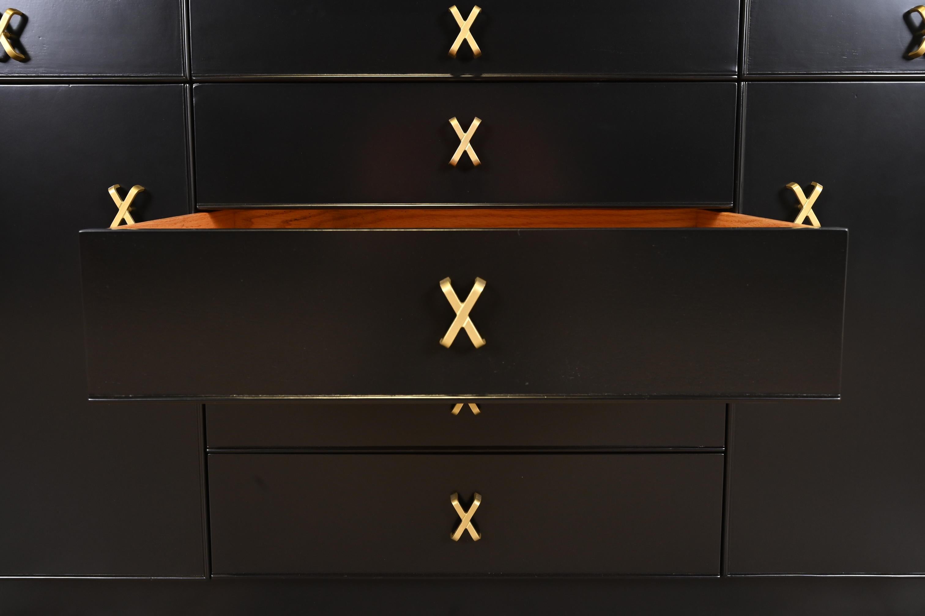 Milieu du XXe siècle Paul Frankl for Johnson Furniture Crédence buffet en acajou laqué noir en vente