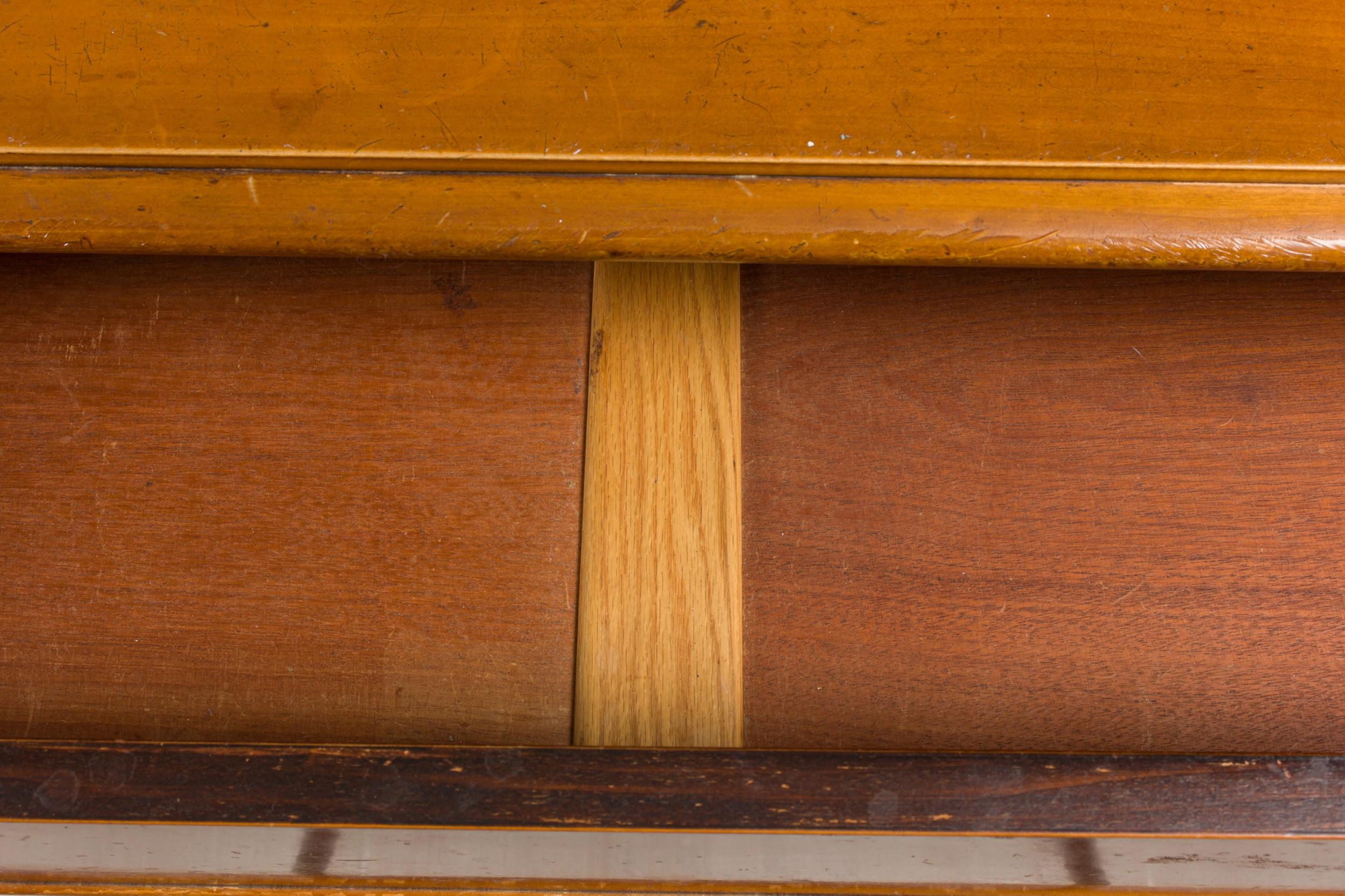 Paul Frankl per Johnson Furniture Co. Comò a sei cassetti in noce di metà secolo in vendita 6