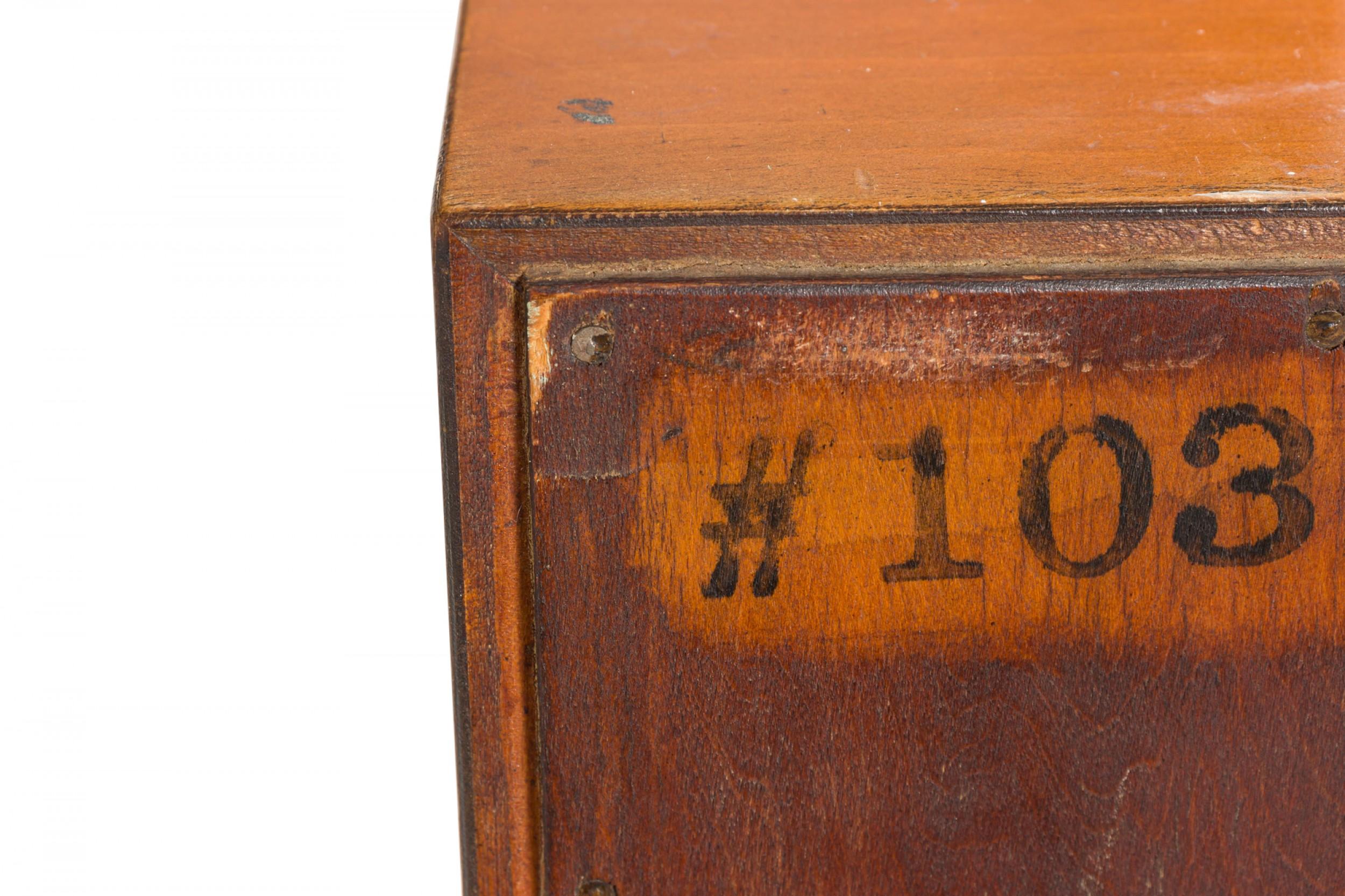 Paul Frankl per Johnson Furniture Co. Comò a sei cassetti in noce di metà secolo in vendita 10