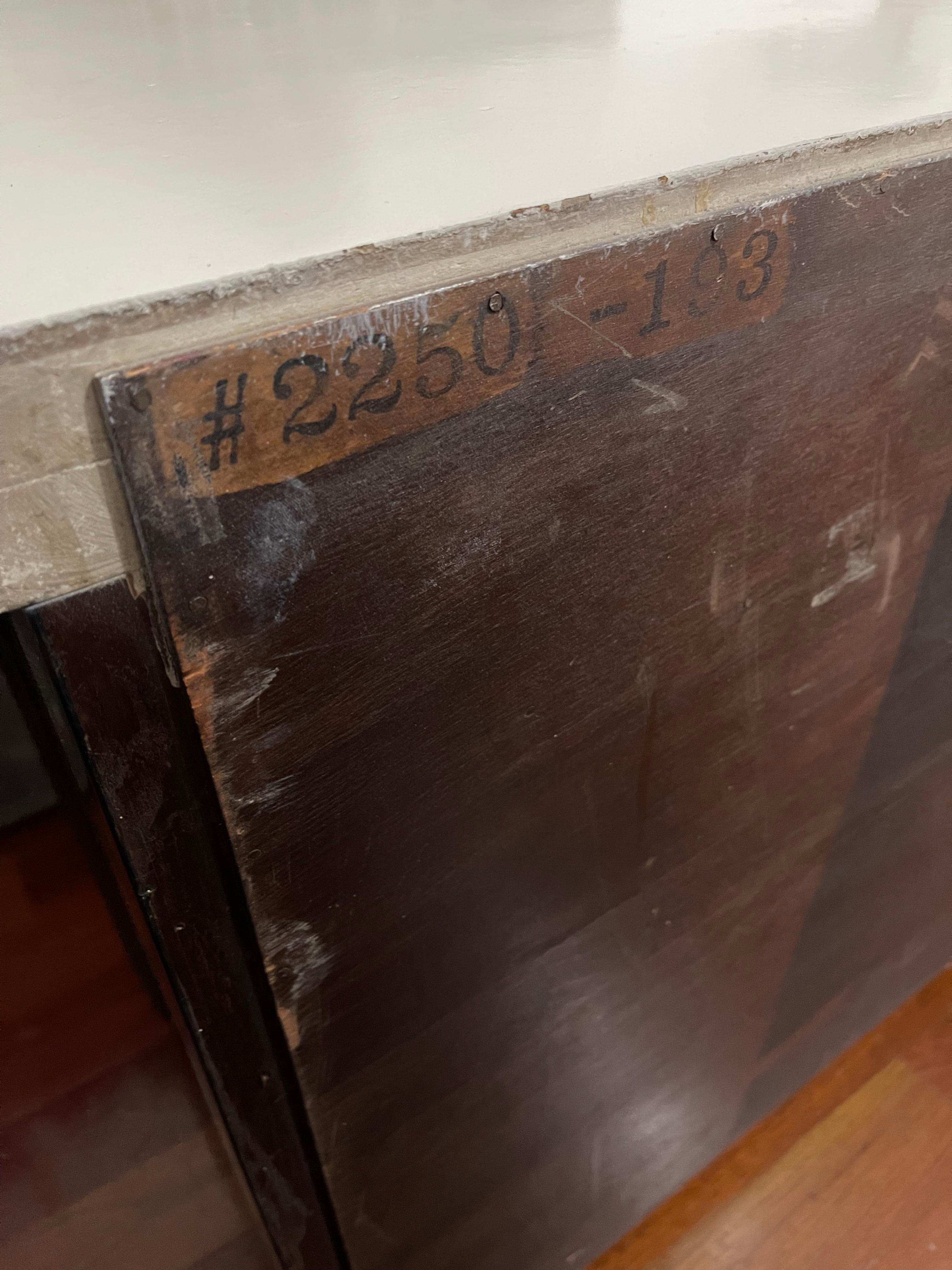 Paul Frankl für Johnson Furniture Co. X Pull Korkplatte Sideboard (Messing) im Angebot