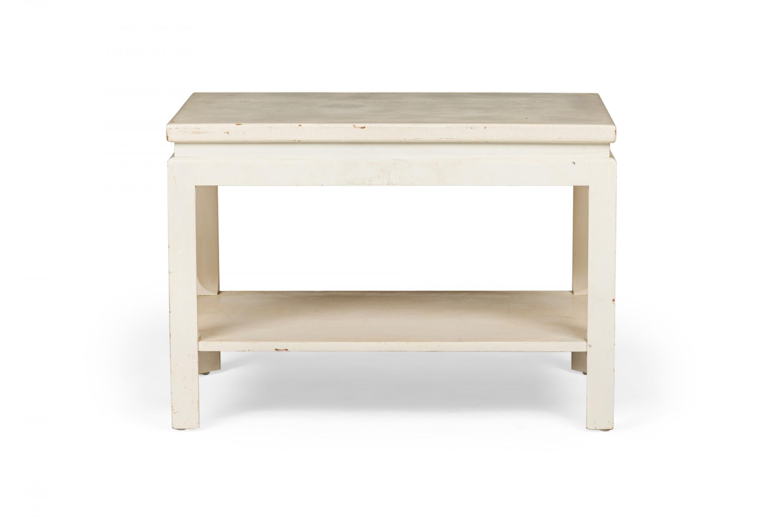 Table d'appoint rectangulaire du milieu du siècle avec un plateau en liège peint en blanc reposant sur un cadre en bois peint en blanc avec une étagère rectangulaire inférieure et quatre pieds carrés. (PAUL FRANKL POUR JOHNSON FURNITURE