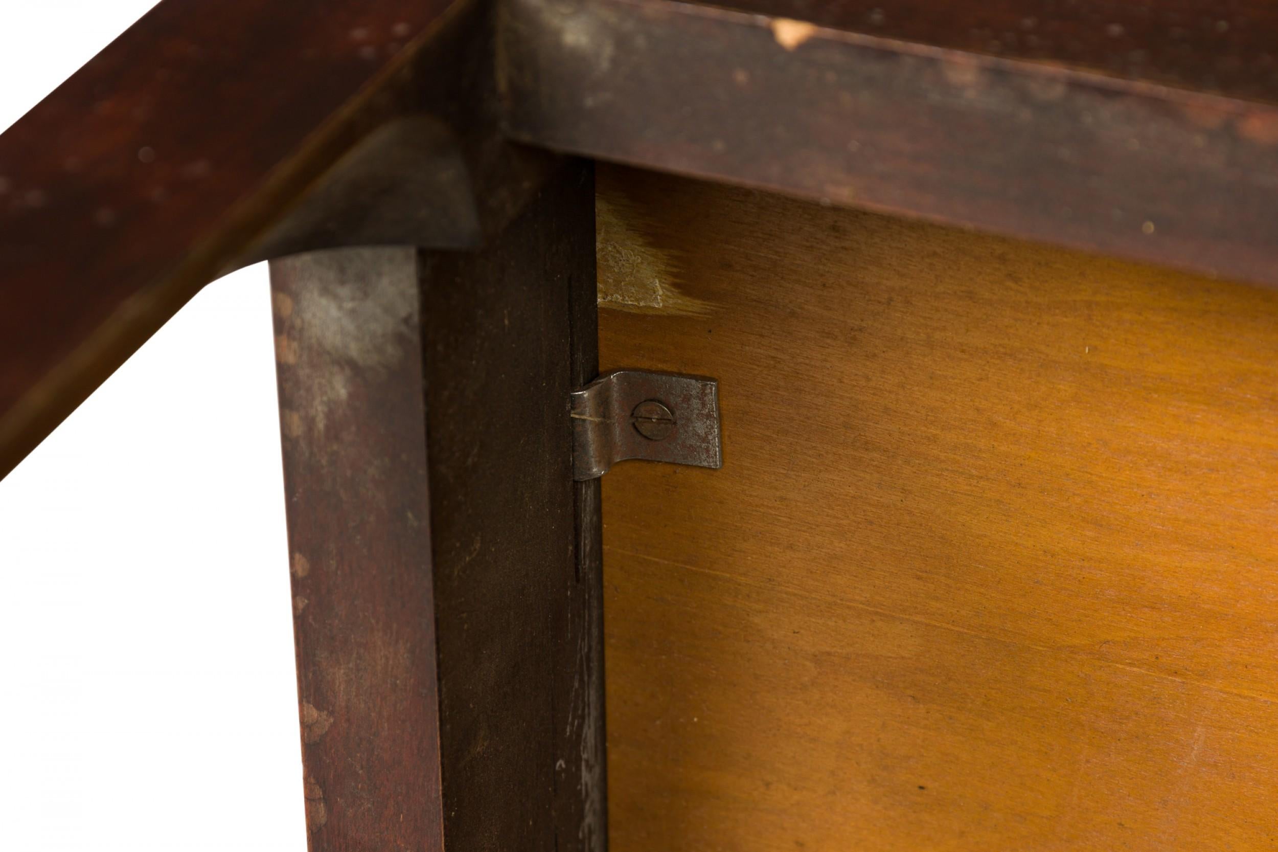 Mesa auxiliar rectangular de mediados de siglo, con tablero de corcho parcialmente pintado de blanco, que descansa sobre un armazón de caoba con un estante inferior rectangular y cuatro patas cuadradas. (PAUL FRANKL PARA JOHNSON FURNITURE