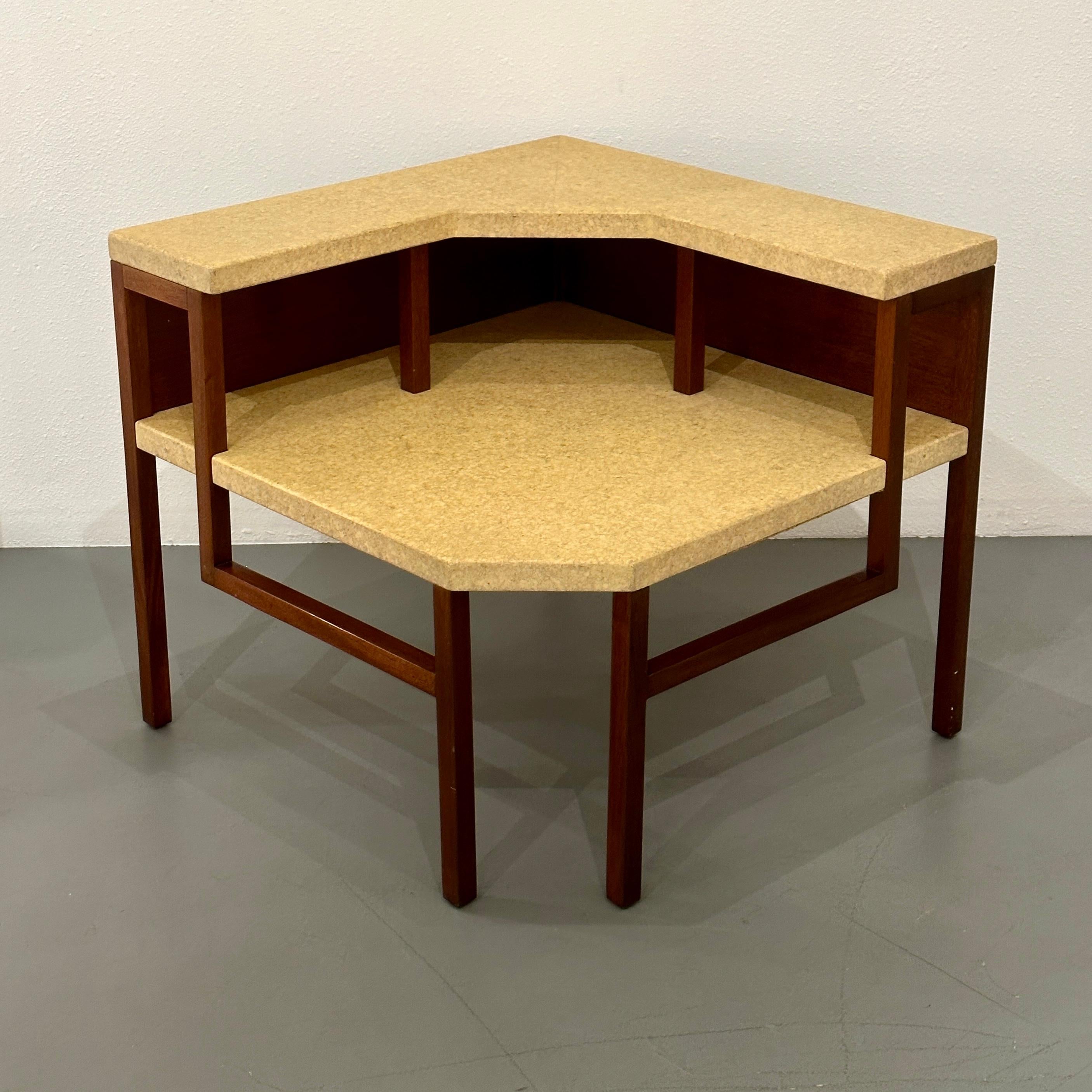 Paul Frankl pour Johnson Furniture Table d'angle en liège et acajou, vers 1951

Grande table d'angle unique qui conviendrait parfaitement à deux grands canapés du milieu du siècle disposés en forme de L. Alternativement, cette pièce pourrait être