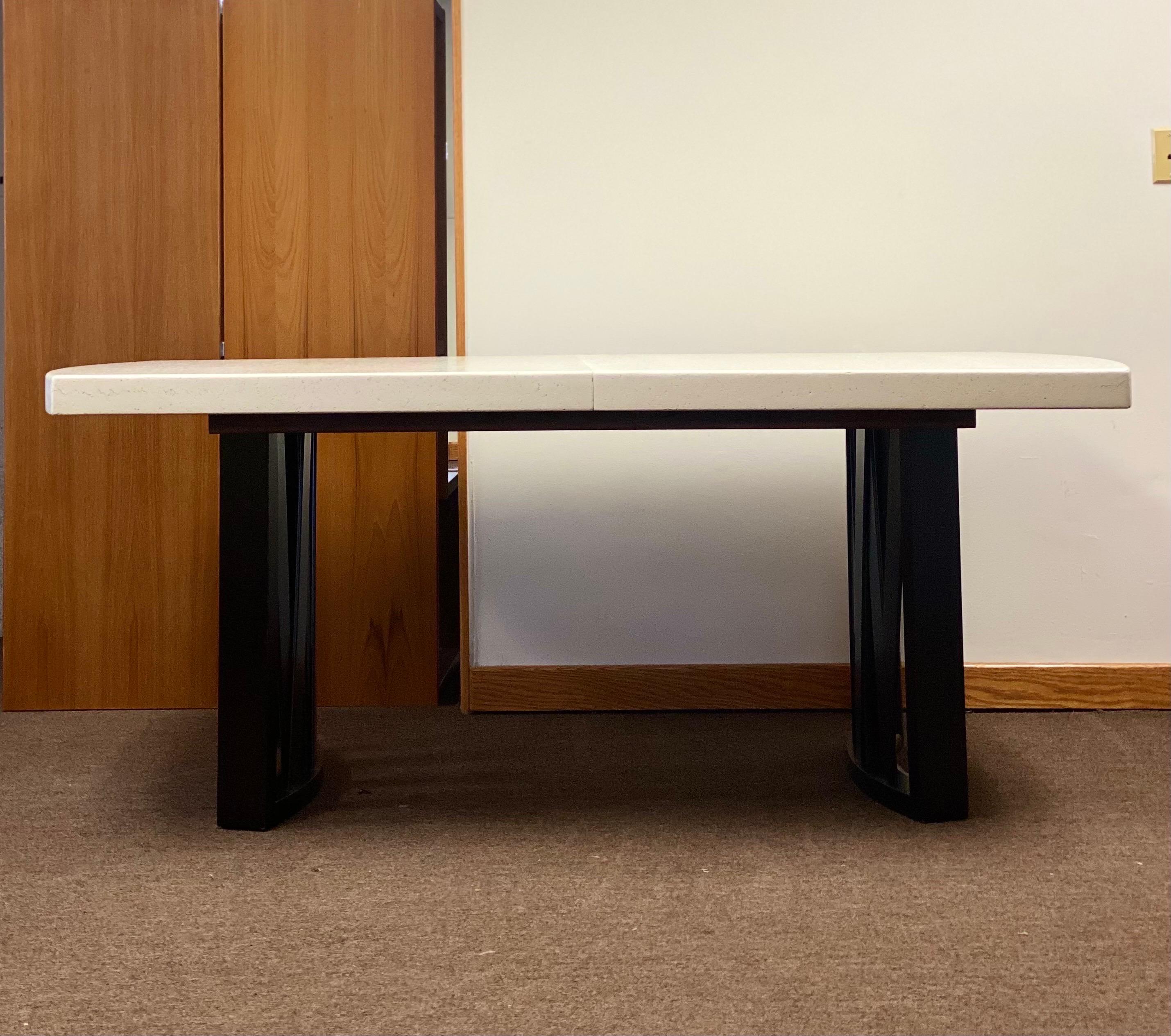 Siamo molto lieti di offrire un set da pranzo senza tempo progettato da Paul Frankl per la Johnson Furniture Company, intorno agli anni '40. In passato, la Johnson Company di Grand Rapids, Michigan, era una delle più grandi aziende di arredamento
