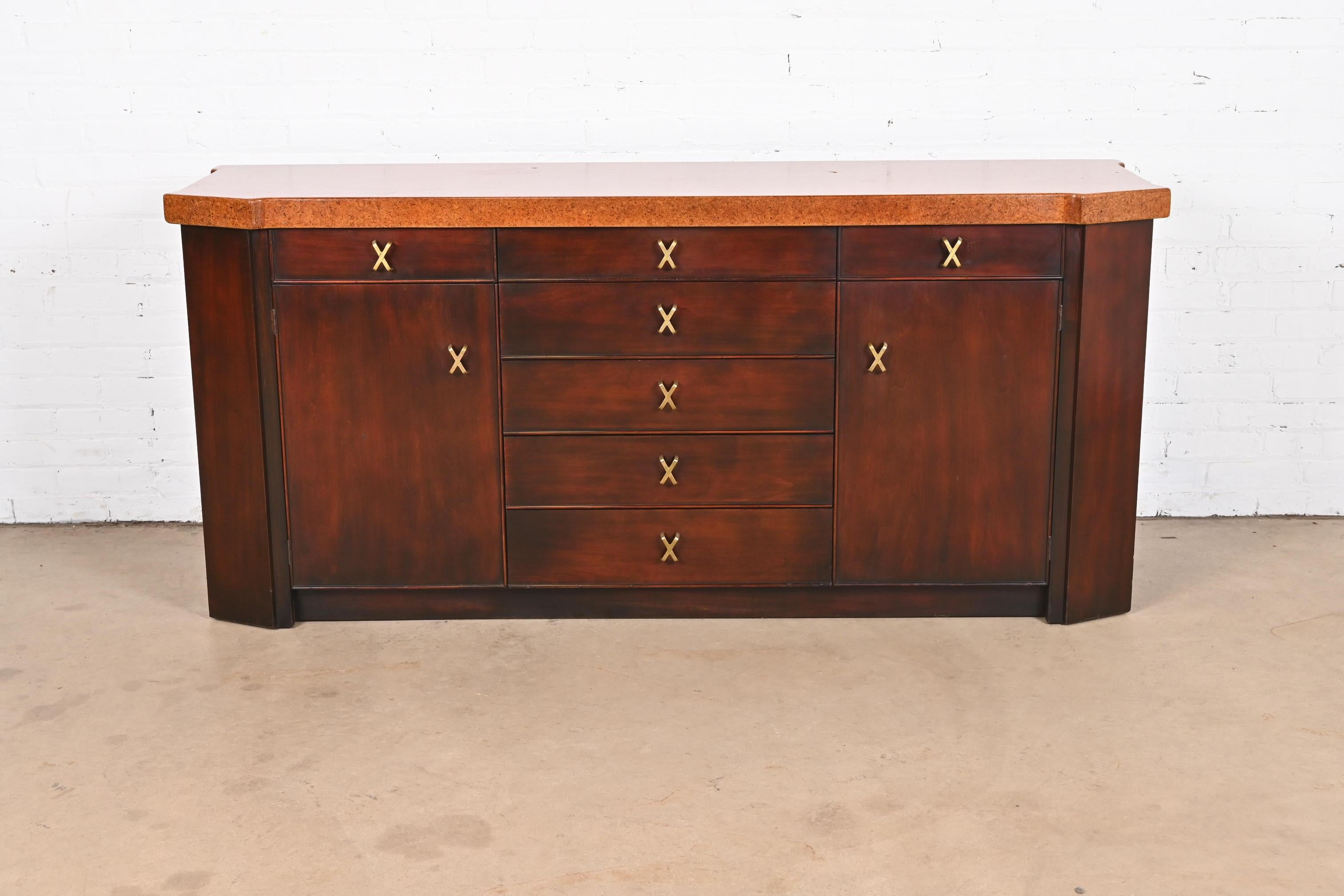 Mid-Century moderno Paul Frankl per Johnson Furniture Credenza o mobile bar in mogano, anni '50 in vendita