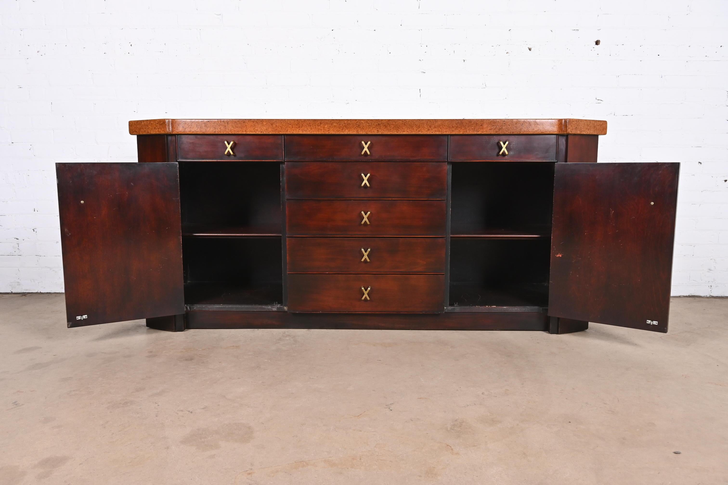 Laiton Paul Frankl pour Johnson Furniture Buffet ou meuble de bar en acajou, années 1950 en vente