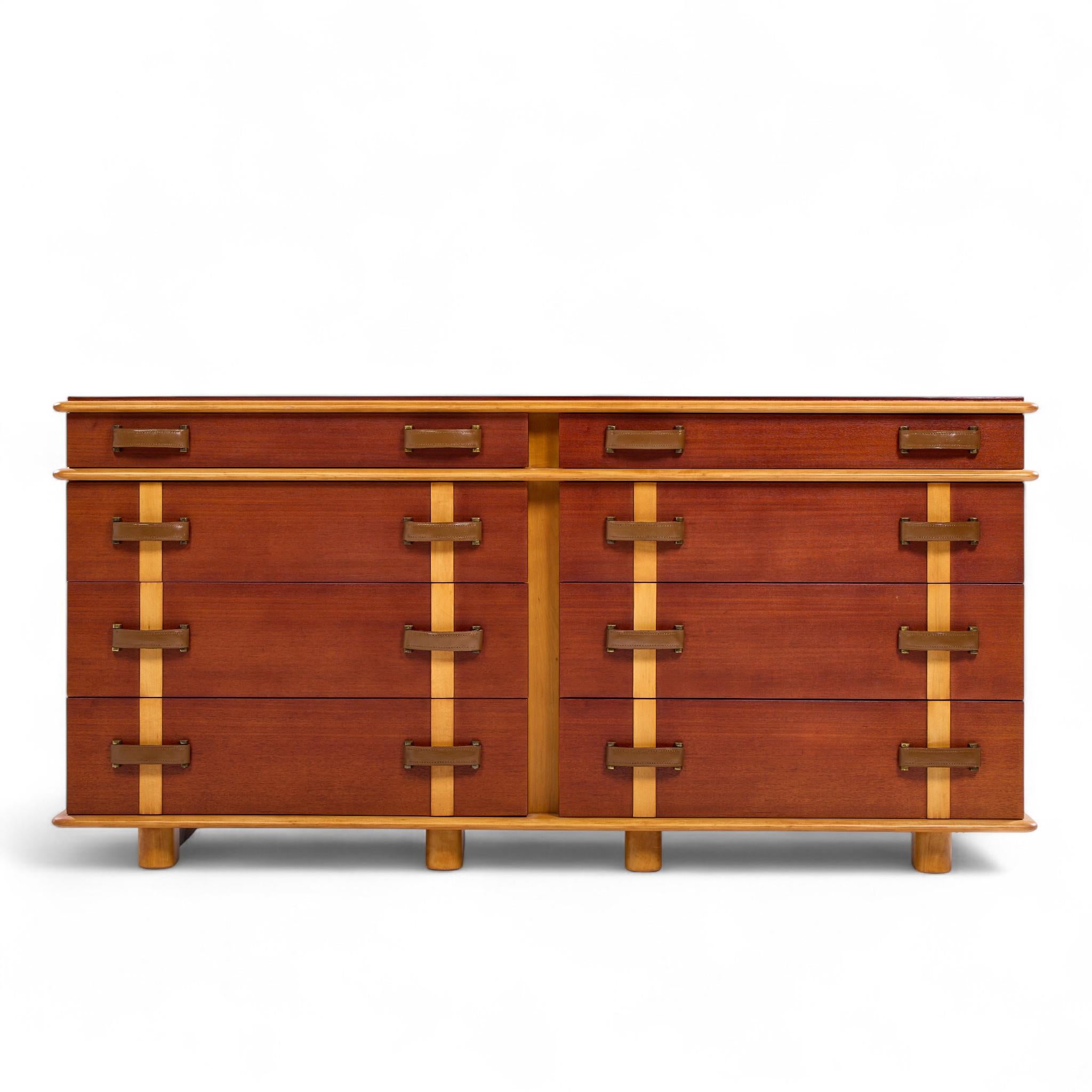 Paul Frankl for Johnson Furniture Commode Station Wagon en cuir, bouleau et érable du milieu du siècle

Ce bas de caisse mesure : 66 de large x 22 de profond x 32 de haut

Tous les meubles peuvent être achetés dans ce que nous appelons un état