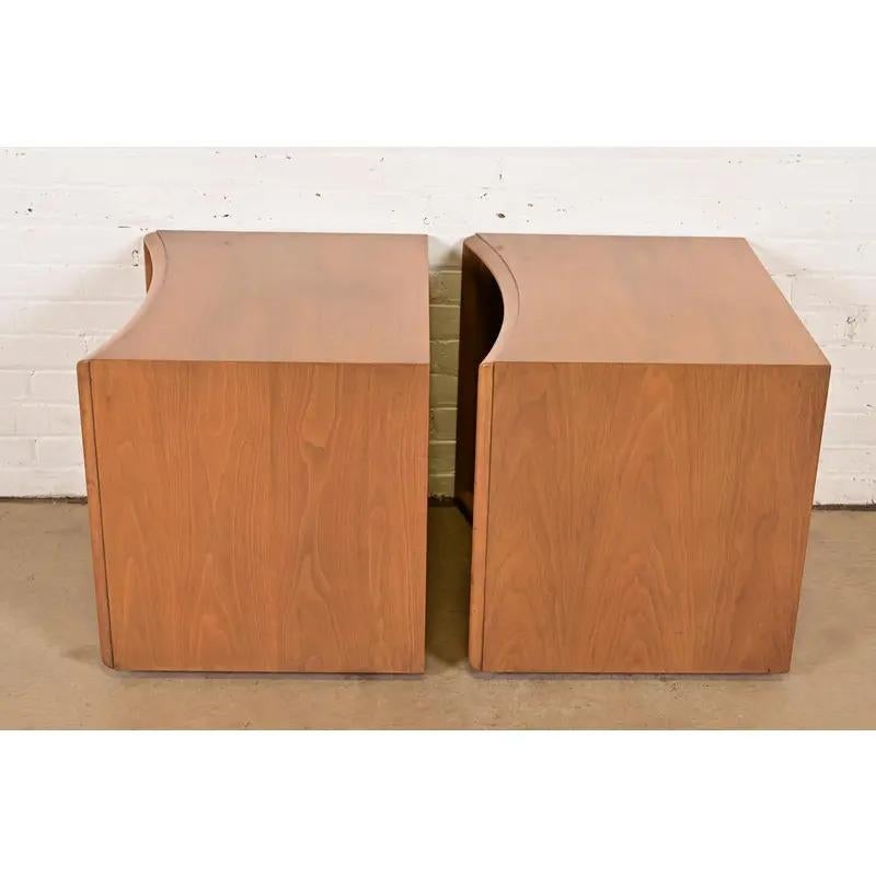 Paul Frankl pour Johnson Furniture Tables de nuit modernes du milieu du siècle, Circa 1950s en vente 6