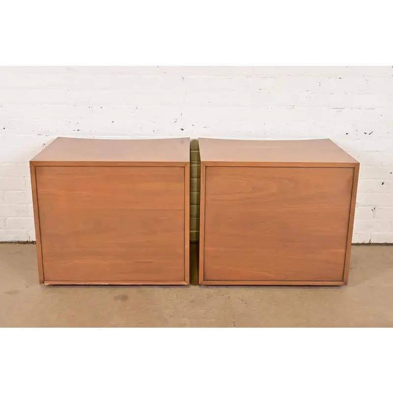 Paul Frankl pour Johnson Furniture Tables de nuit modernes du milieu du siècle, Circa 1950s en vente 7