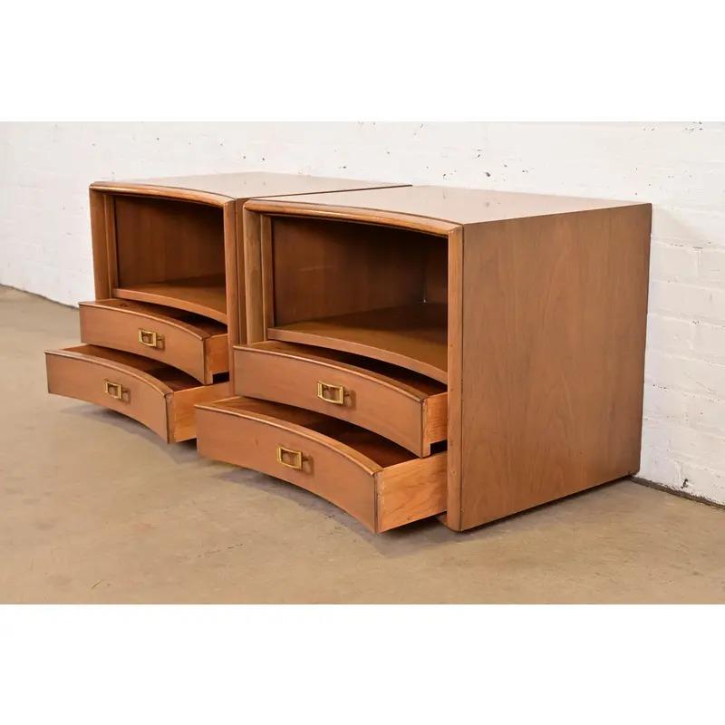 Laiton Paul Frankl pour Johnson Furniture Tables de nuit modernes du milieu du siècle, Circa 1950s en vente