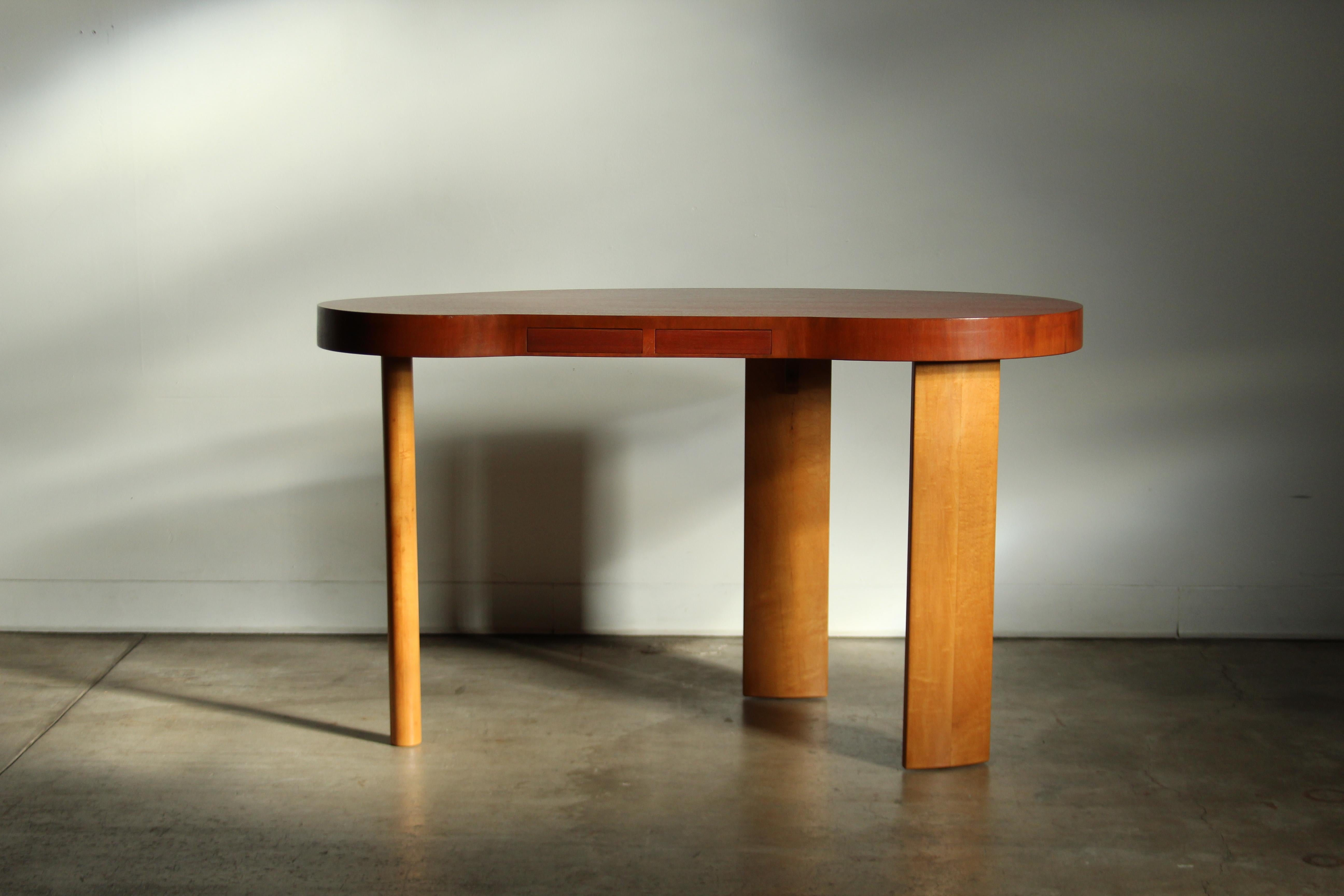 Una deliziosa e insolita scrivania disegnata da Paul Frankl e prodotta da Johnson Furniture come parte della linea 