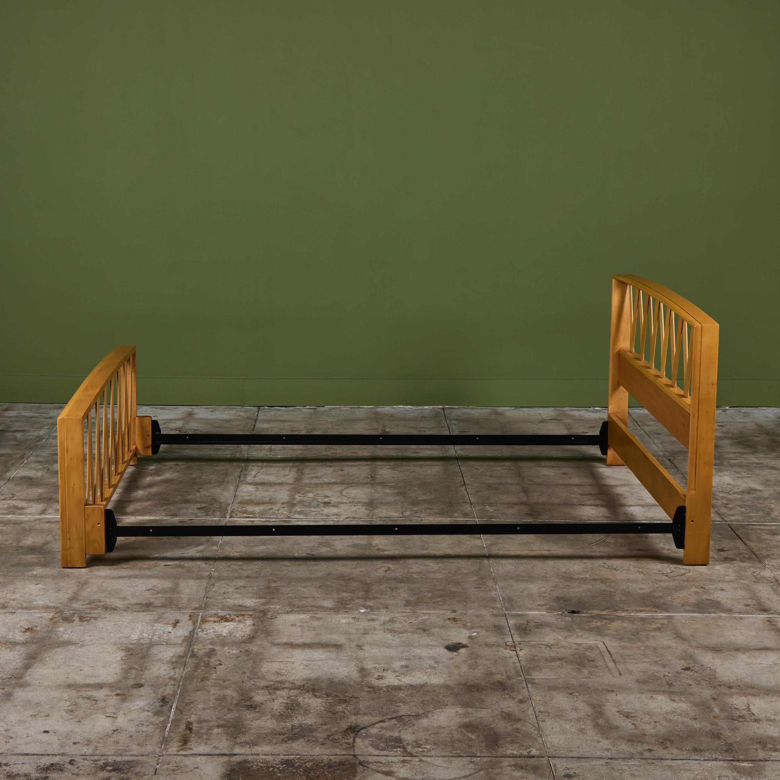 Paul Frankl Full Size Maple Bed Frame for Johnson Furniture Co. en vente 6