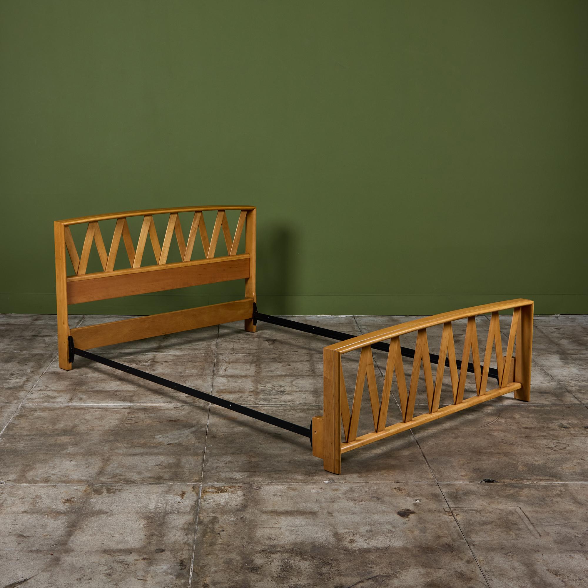Cadre de lit Paul Frankl en érable produit par Johnson Furniture Co. La tête et le pied de lit sont ornés d'un ruban de bois et de traverses métalliques qui les relient.

Dimensions
56,25