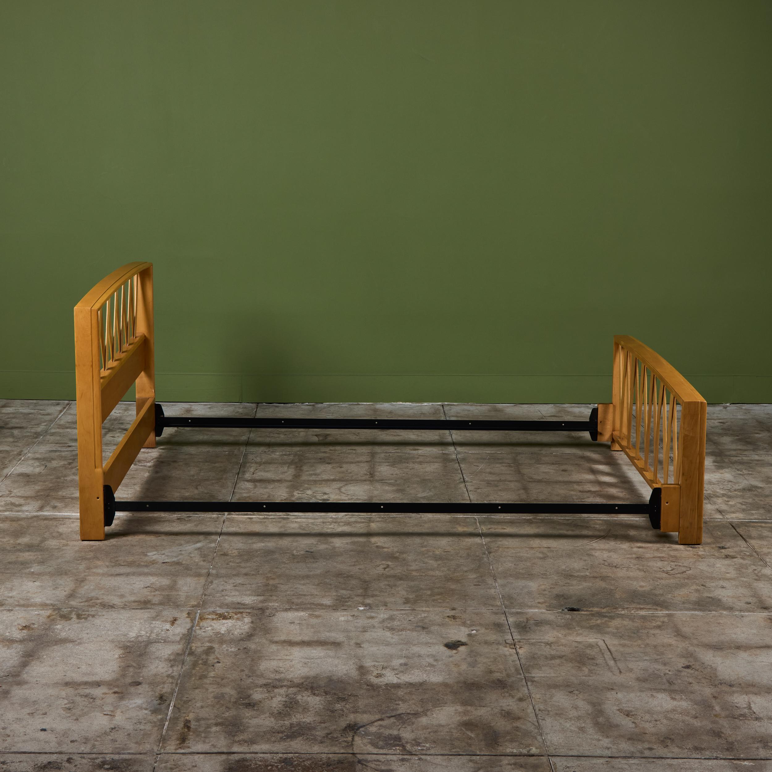 Paul Frankl Full Size Maple Bed Frame for Johnson Furniture Co. Bon état - En vente à Los Angeles, CA