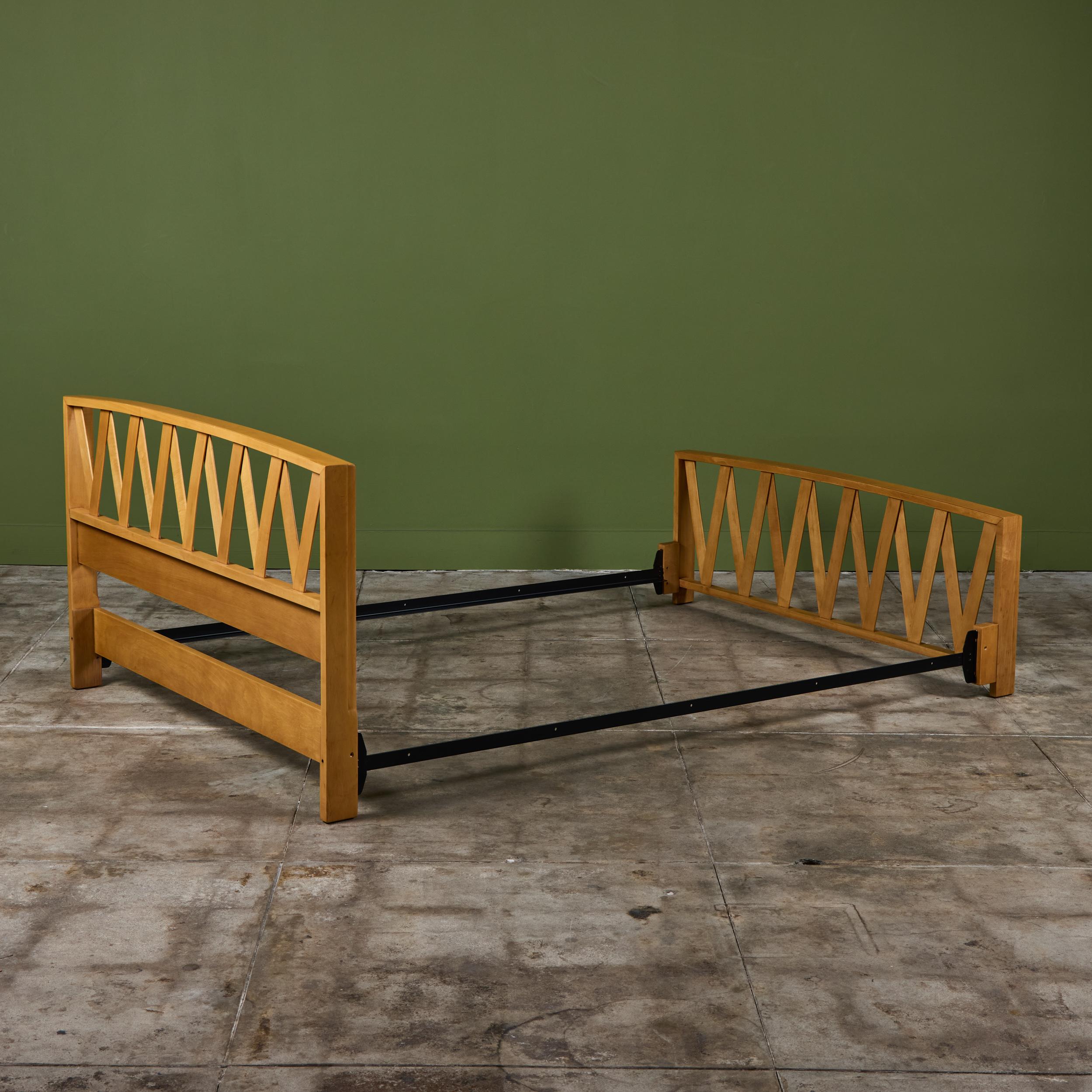 20ième siècle Paul Frankl Full Size Maple Bed Frame for Johnson Furniture Co. en vente