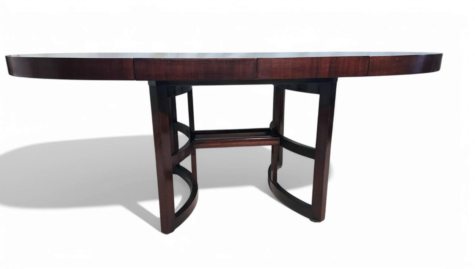 Une table de salle à manger extensible en acajou avec deux feuilles attribuée à Paul Frankl, fabriquée par John Stuart à la fin des années 1950. Deux feuilles de 15