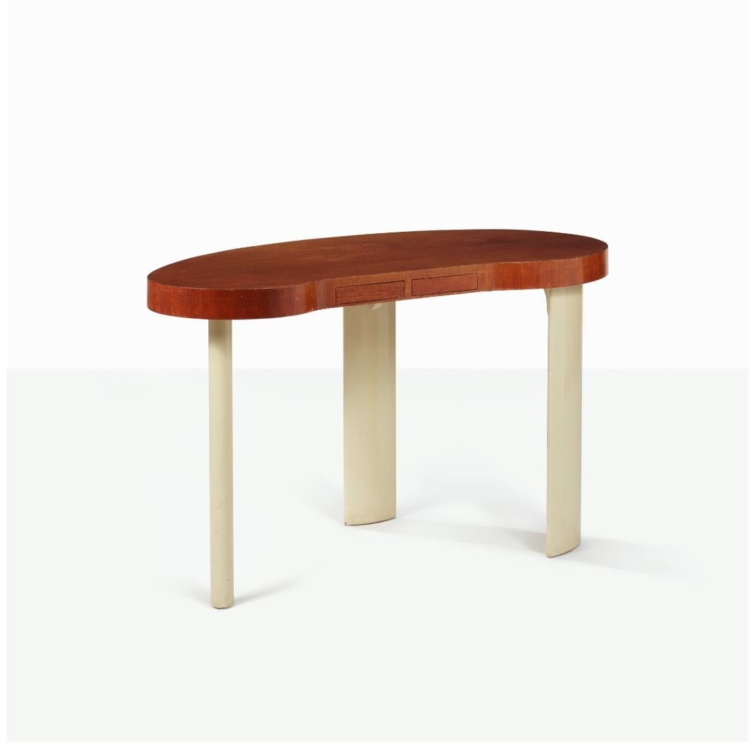 Paul Frankl
Nierenschreibtisch, hergestellt von Johnson Furniture Co. in Grand Rapids, Michigan


Insgesamt in sehr gutem Zustand. Die hölzerne Tischplatte hat leichte Oberflächenkratzer, Einkerbungen und vereinzelte Abschürfungen an den Kanten. Die