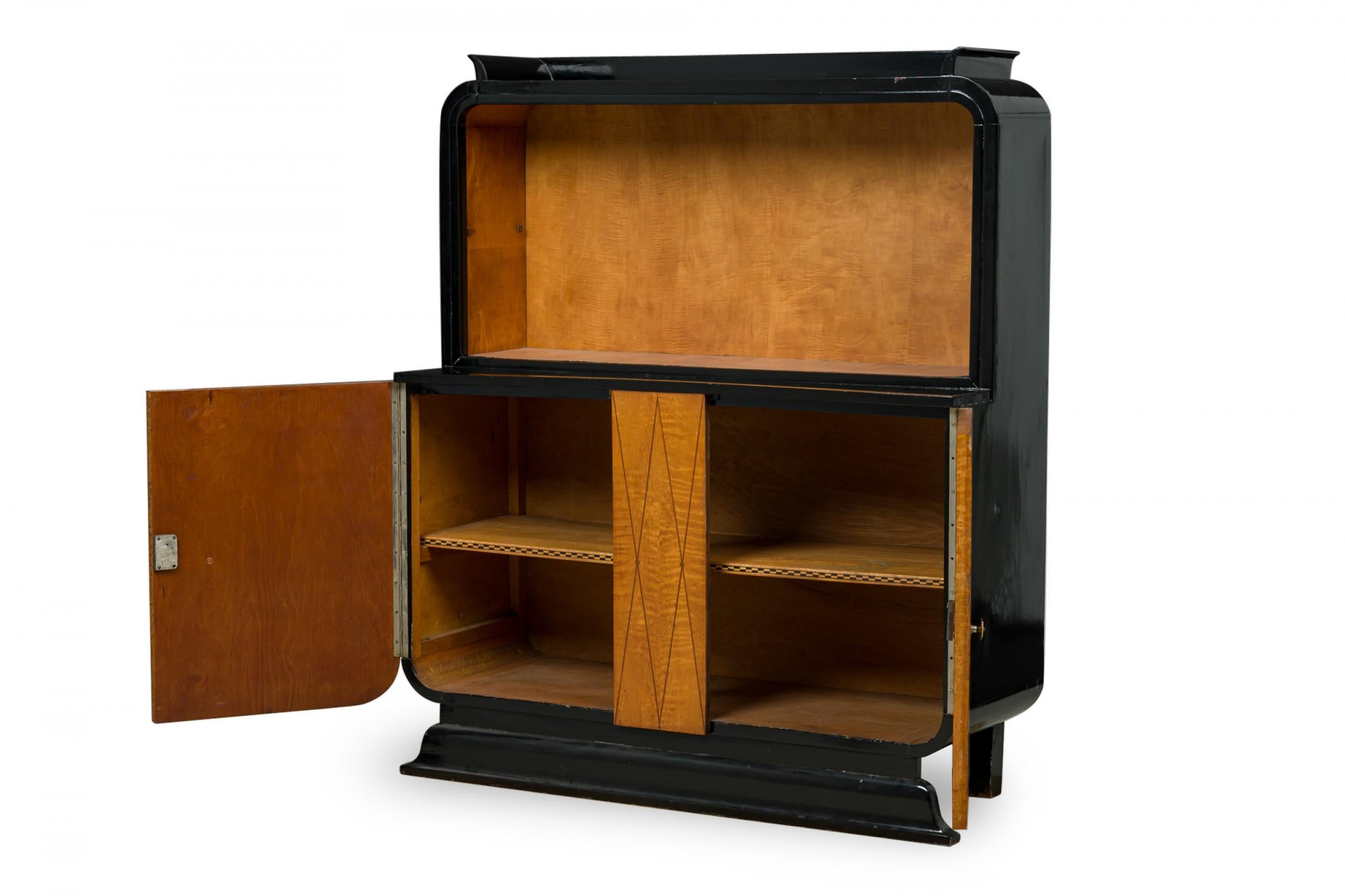 Paul Frankl Credenza americana di metà secolo con sovrastruttura e cassettiera In condizioni buone in vendita a Queens, NY