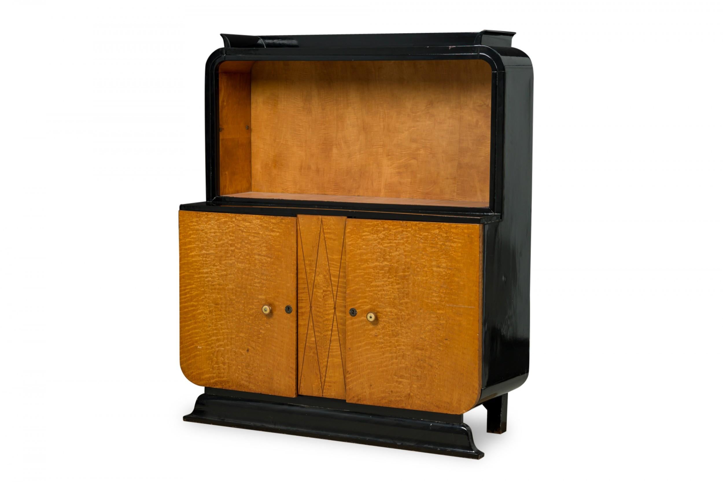 Credenza americana di metà secolo di forma rettangolare arrotondata, con un vano portaoggetti superiore con ripiani e un mobile inferiore a due piani con ripiano, parquet decorativo, su una base anteriore a mensola e gambe posteriori. (PAUL
