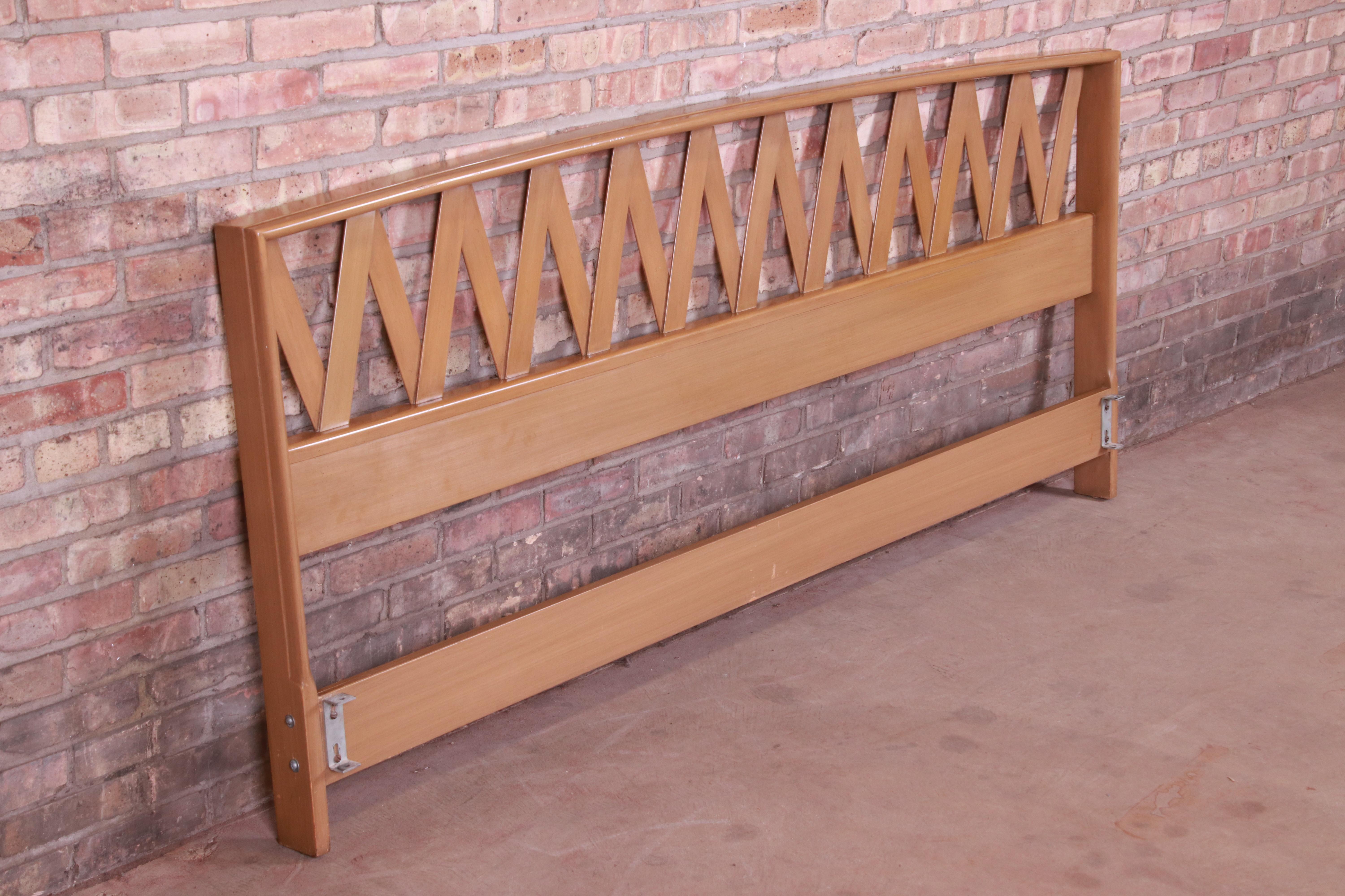 A gorgeous Mid-Century Modern bleached mahogany king size headboard

By Paul Frankl for Johnson Furniture

USA, circa 1950s

Measures: 80