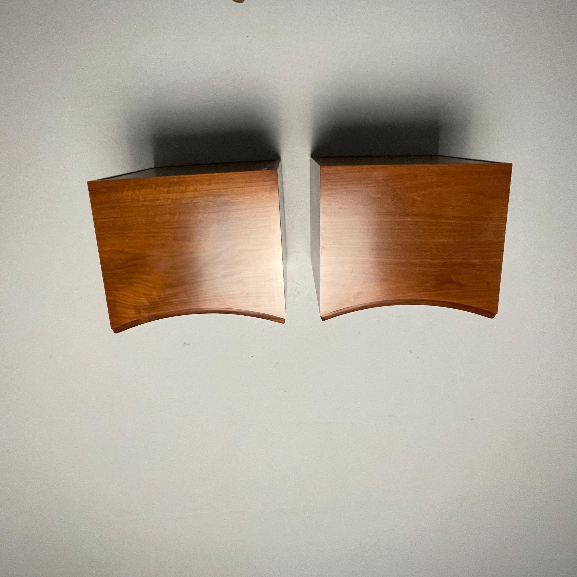 Konkave Nachttische von Paul Frankl, Mid-Century Modern, Nussbaum, Messing, USA 1950er Jahre im Angebot 1