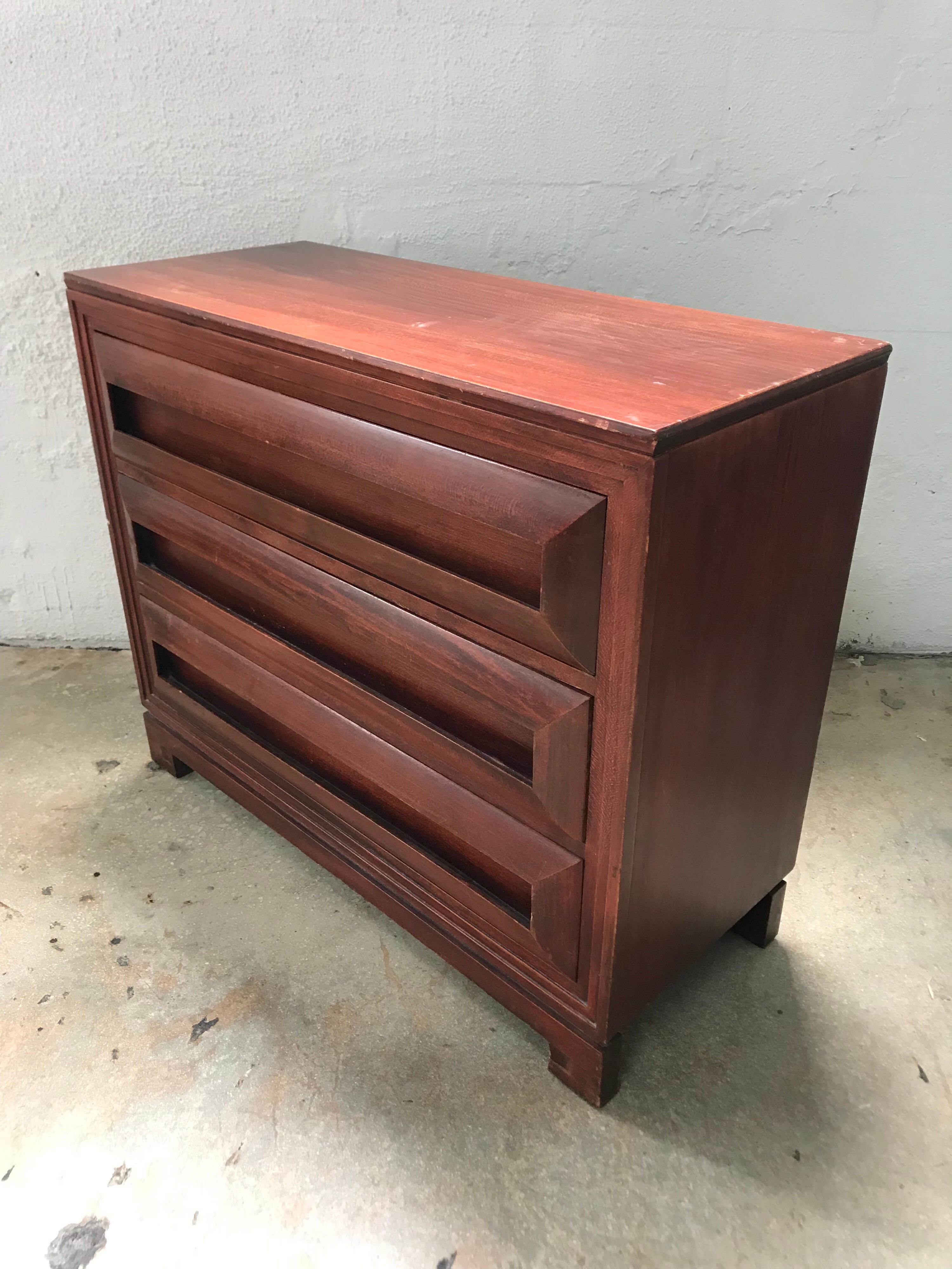 Petite mahogany chest of drawers or dresser with inset handles, fully incased with a stepped edge detail.


