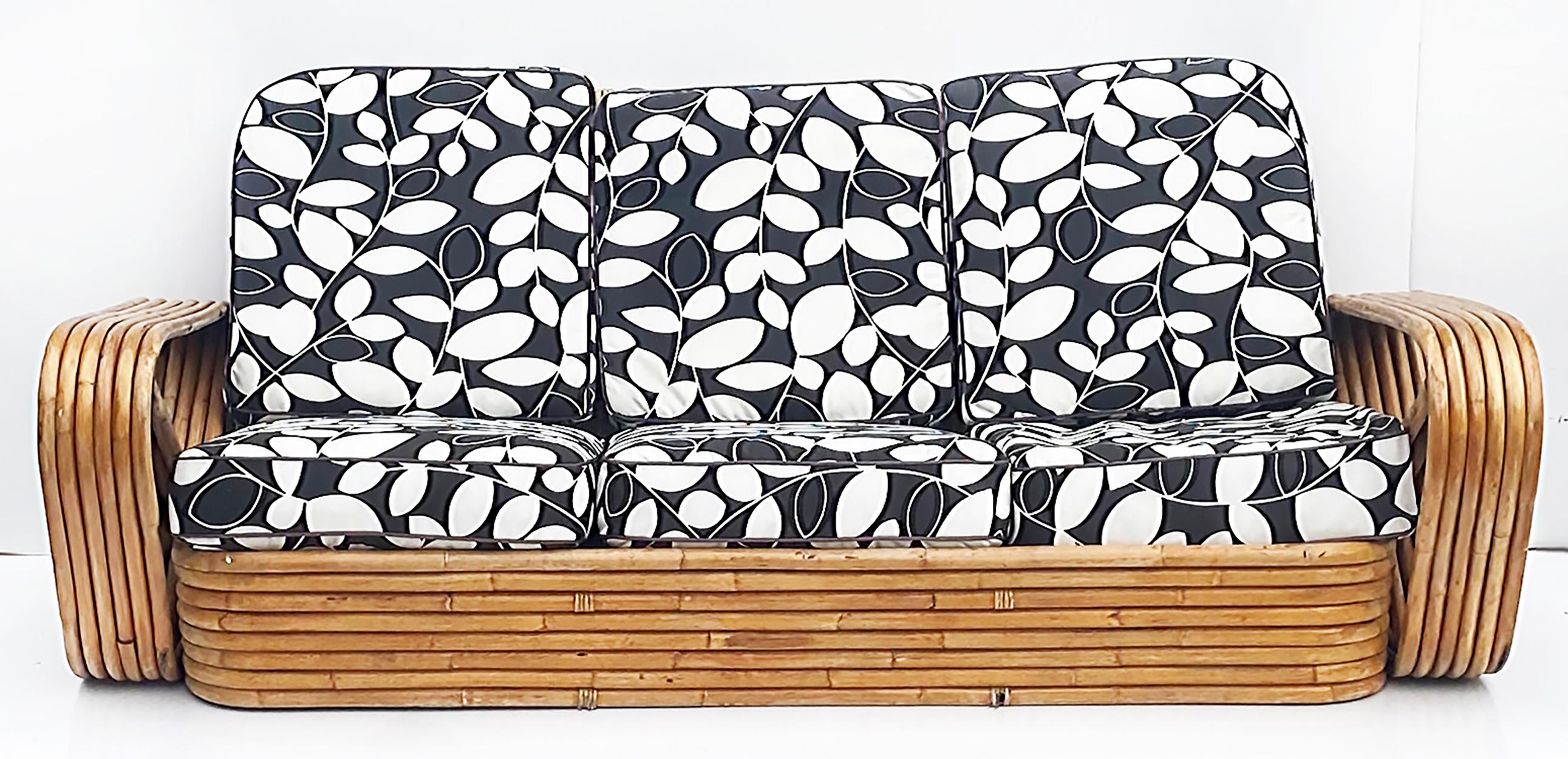 Paul Frankl Pretzel Sechssträngiges 3-sitziges Rattan-Bambus-Sofa

Zum Verkauf angeboten wird ein Paul Frankl sechssträngiges Dreisitzsofa aus Bambus und Rattan mit losen Sitz- und Rückenpolstern. Der Bezugsstoff ist ein schwarz-weißer Druck mit
