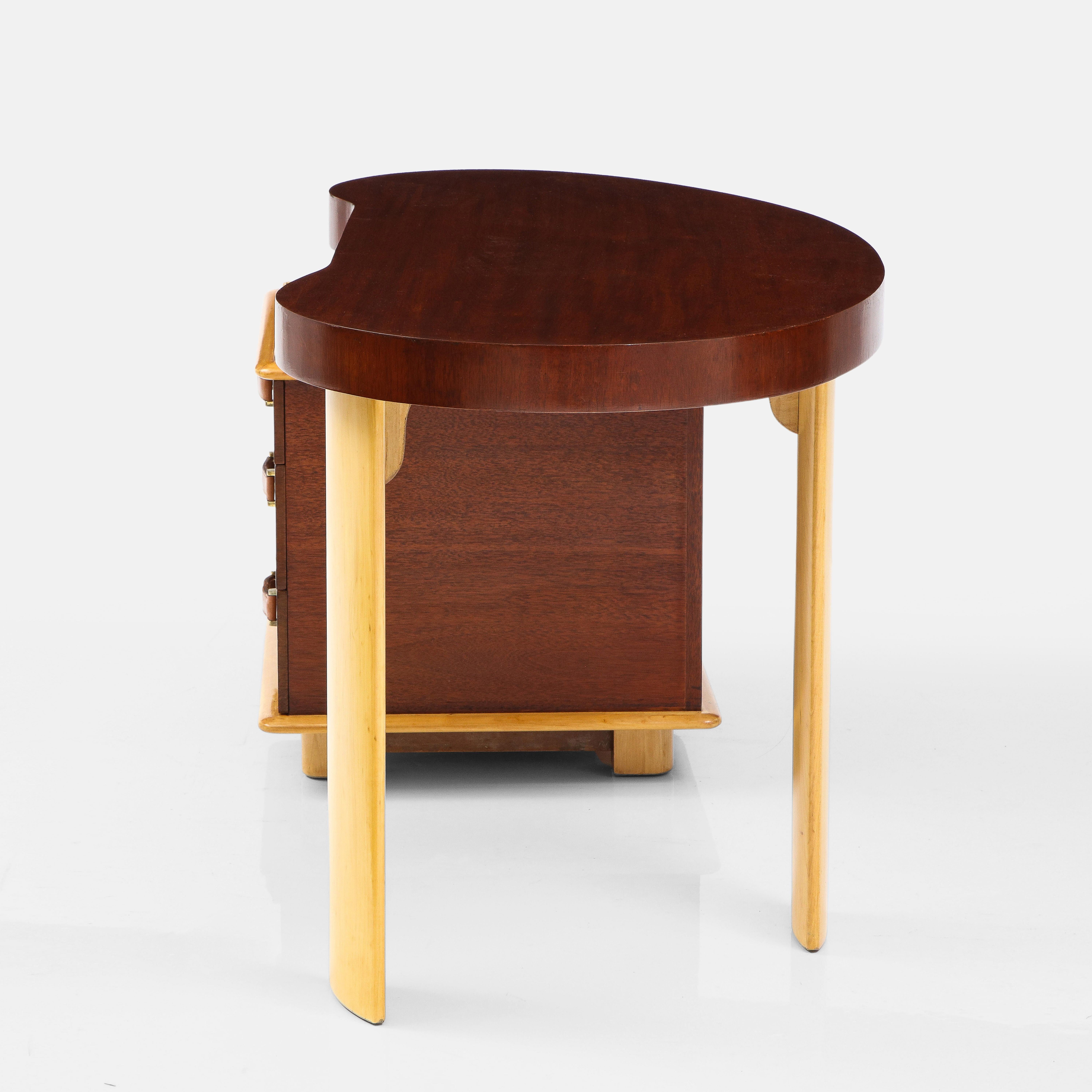 Mid-20th Century Paul Frankl Rare Kidney Desk in Mahogany, Birch, Leather and Brass, USA, 1950s For Sale