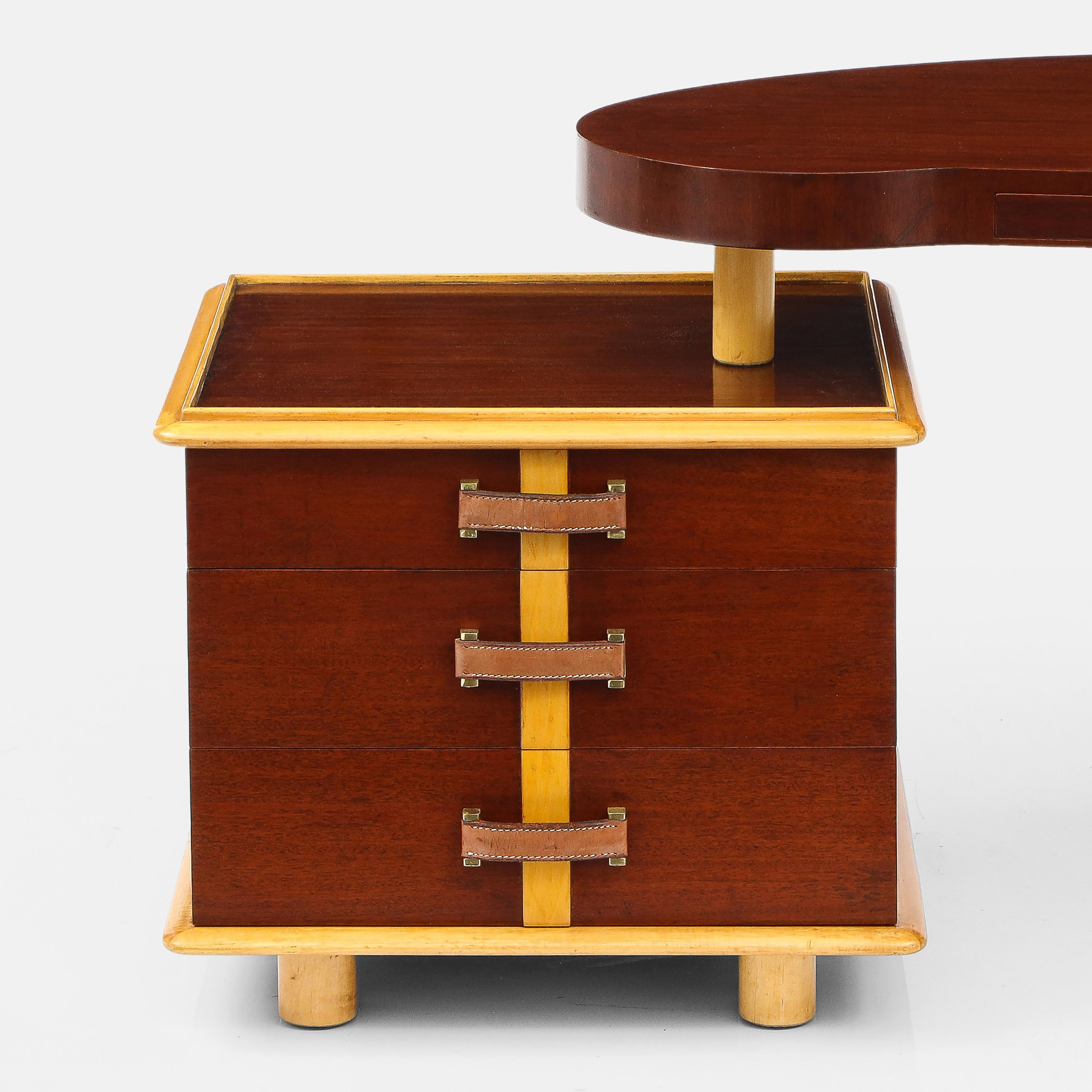 Paul Frankl Rare Kidney Desk in Mahogany, Birch, Leather and Brass, USA, 1950s For Sale 1