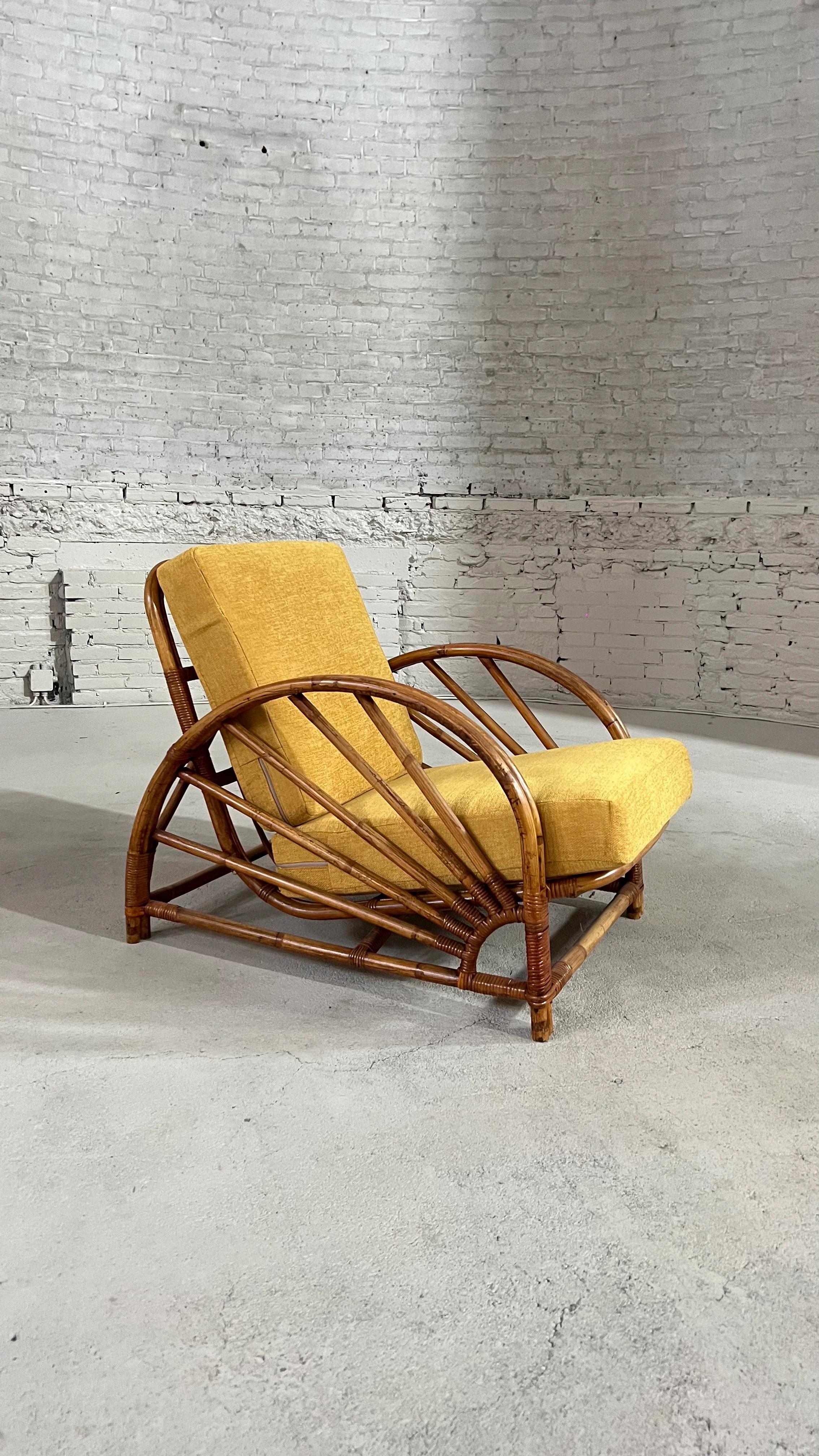 Vintage-Sessel von Paul Frank. Dieser Rattanstuhl ist in neuwertigem Zustand.

Die Sitze sind mit einem curryfarbenen Stoff gepolstert und machen dieses sommerliche Sofa äußerst bequem.