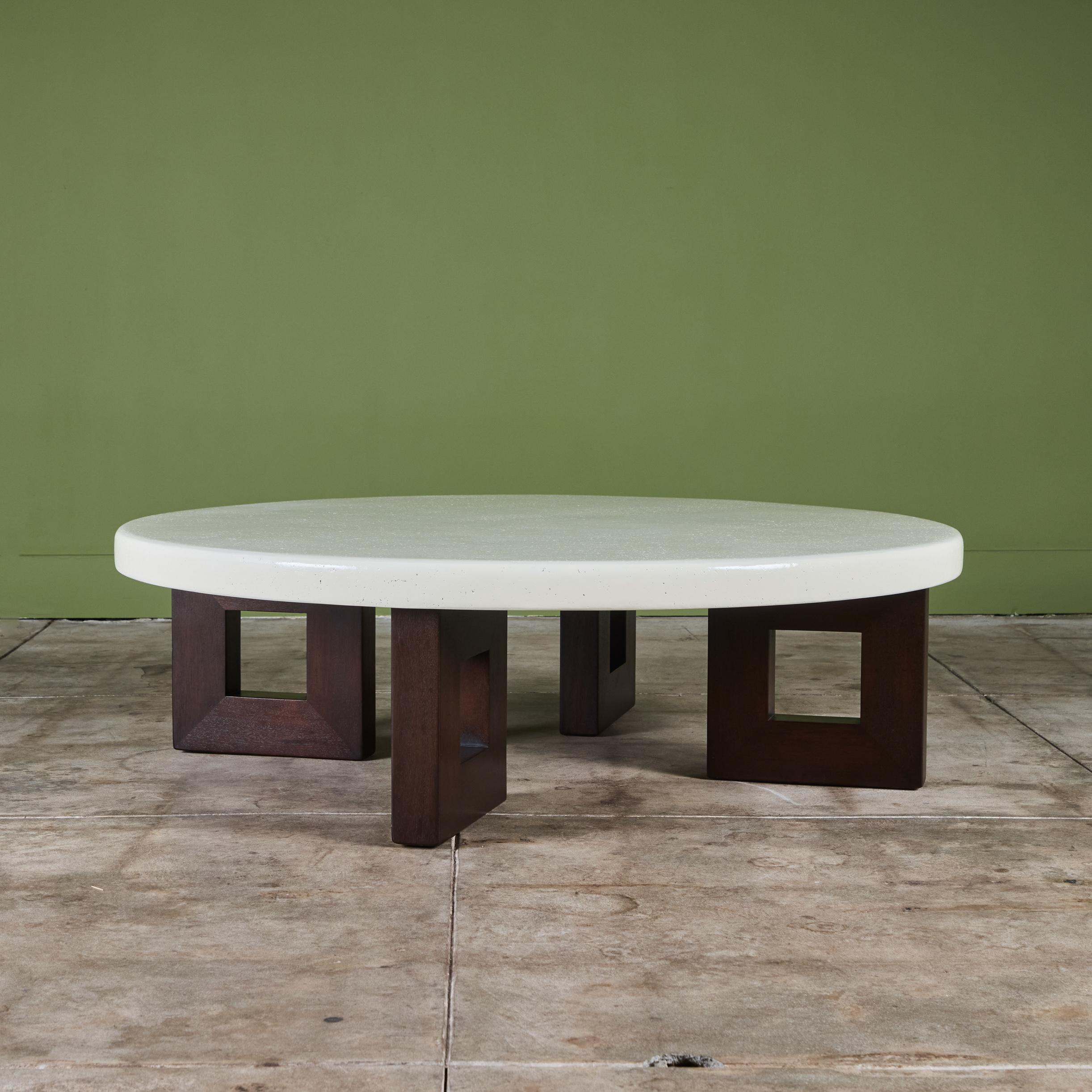 Les meubles en liège de Paul Frankl comptent parmi ses contributions les plus durables au modernisme américain et sont très recherchés à ce jour. Cette table basse ronde à plateau en liège conçue pour et produite par Johnson Furniture Co a fait