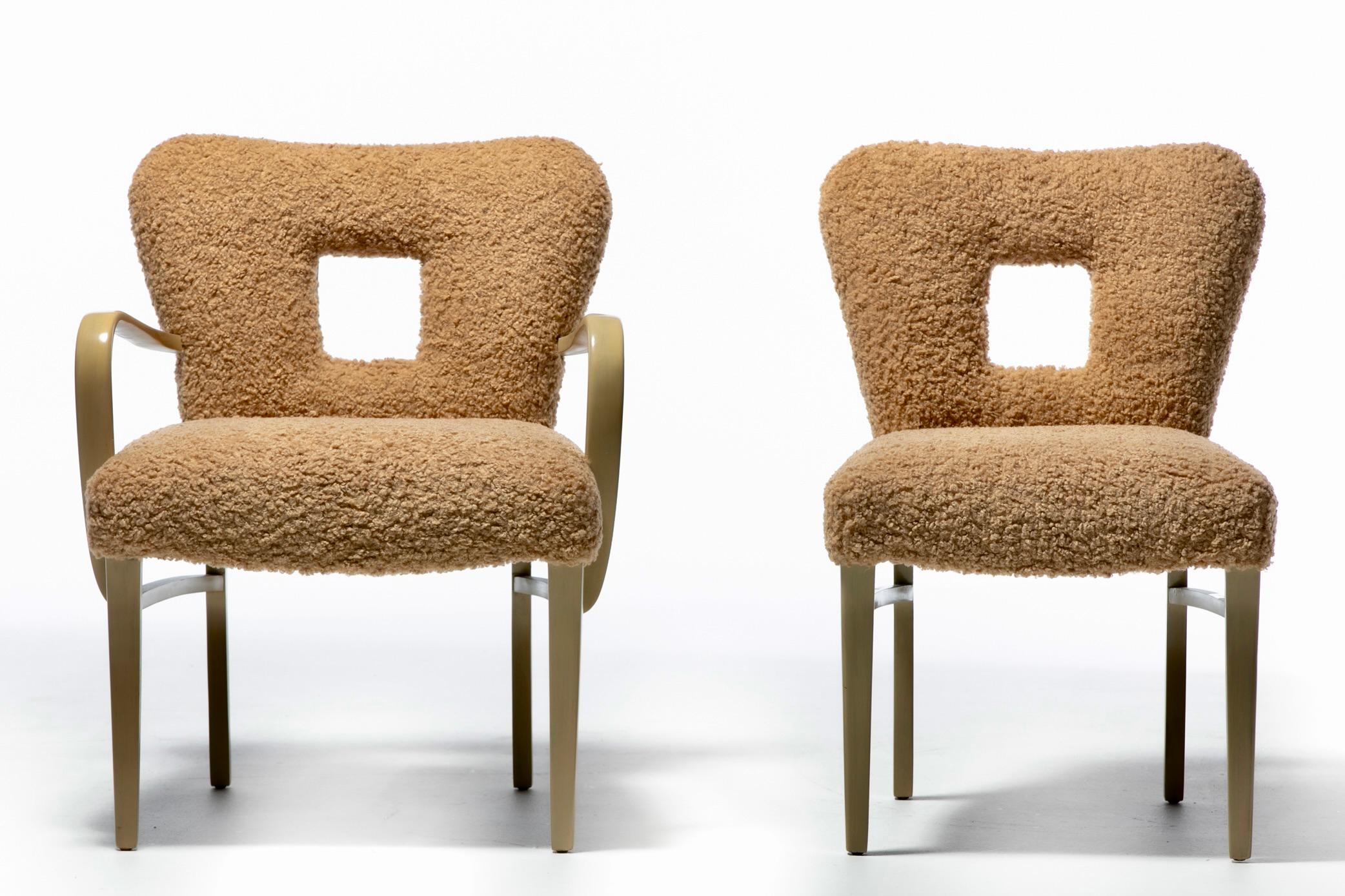 Eine ganz besondere und große ikonische Reihe von Mid Century Modern Dining Chairs, entworfen von einem der beliebtesten aller Paul Frankl vollständig restauriert von oben nach unten mit neu aufgearbeitet gebleichtem Mahagoni Rahmen und neue Kissen