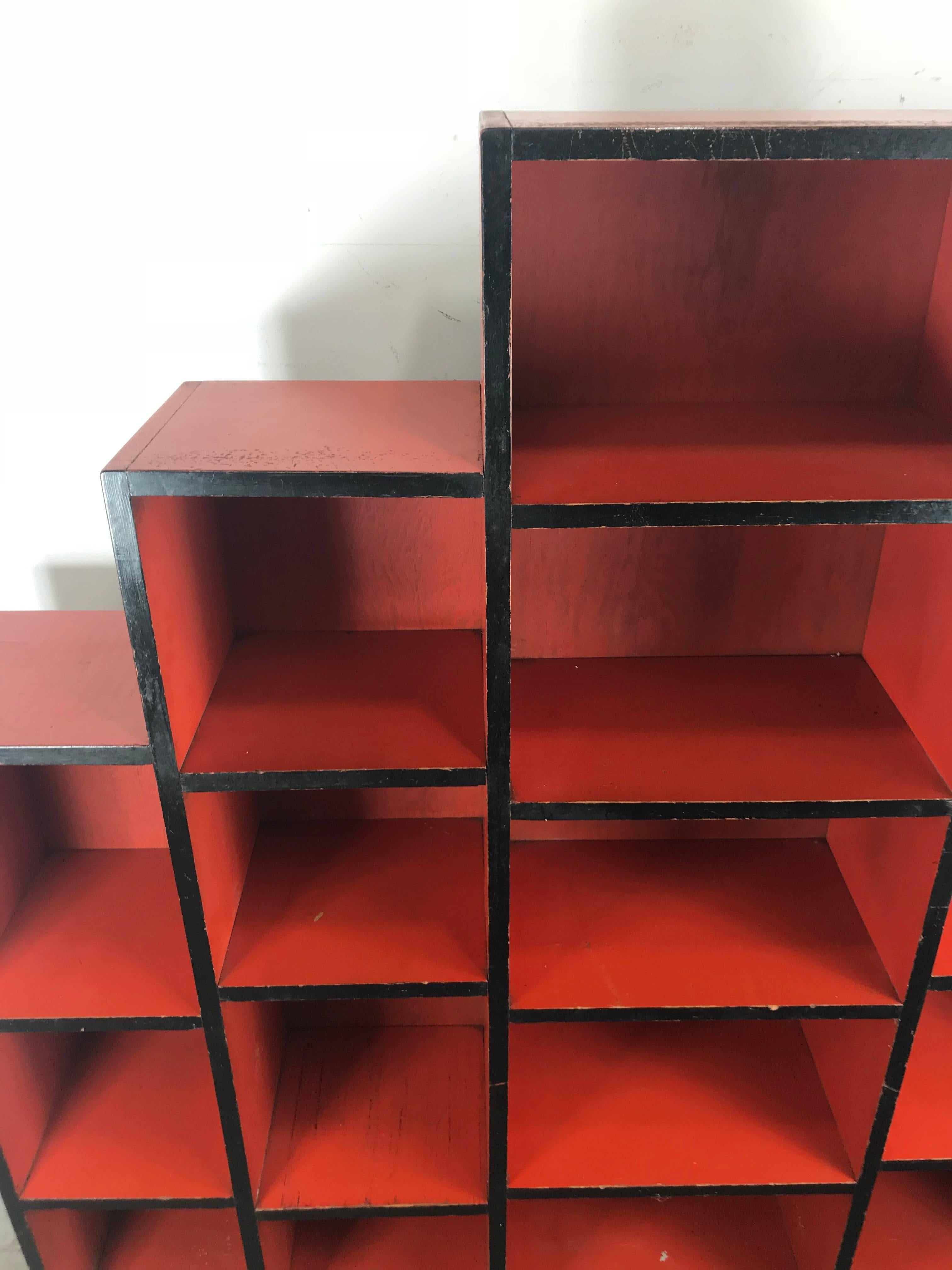 Laqué Bibliothèque Art Déco Skyscraper rouge et noire de Paul Frankl en vente