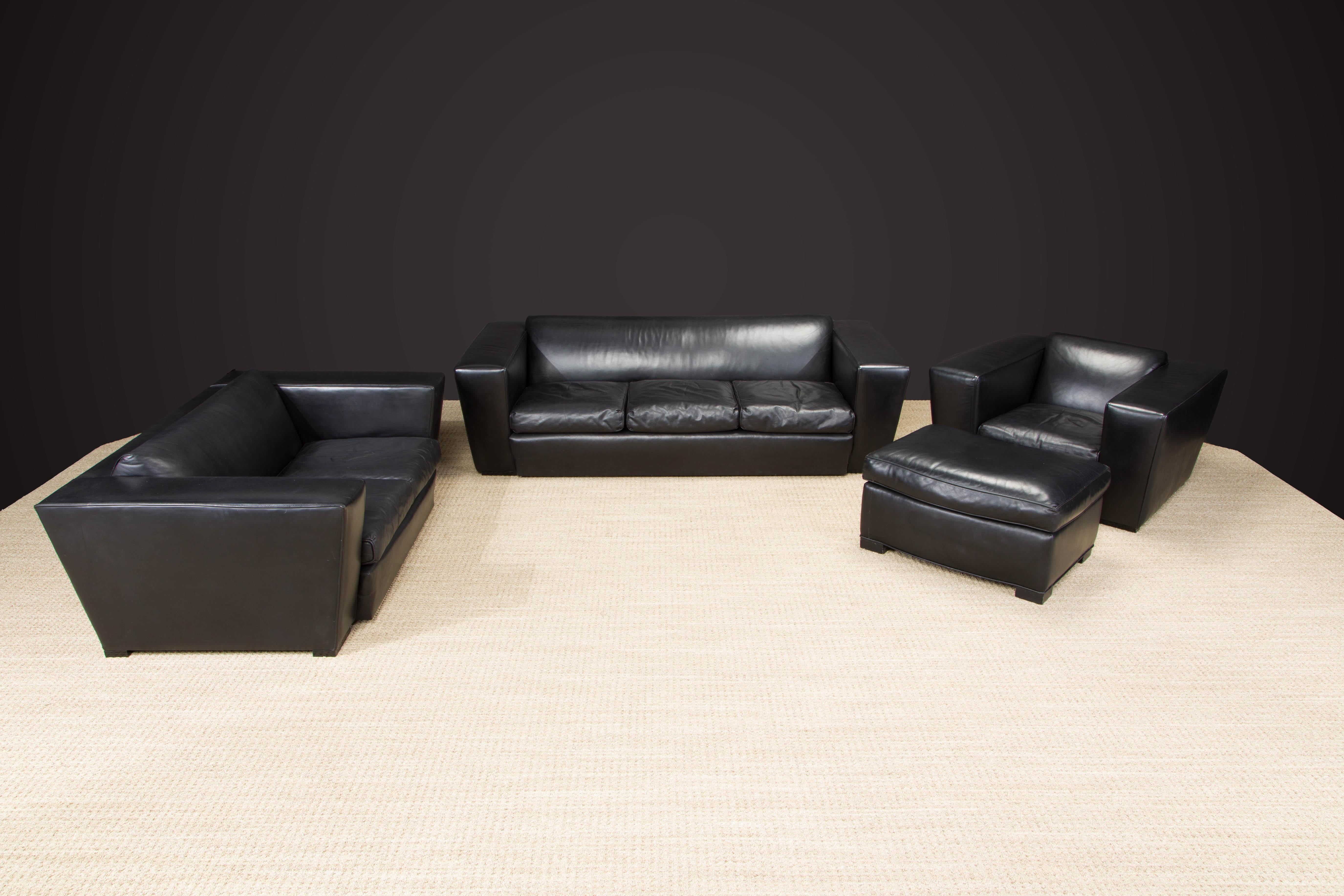Cet incroyable ensemble de salon complet « Speed » attribué à Paul Frankl est composé d'un canapé trois places, d'un canapé deux places, d'un fauteuil et d'un pouf. Le canapé et le fauteuil à 3 places sont des produits originaux des années 1930,
