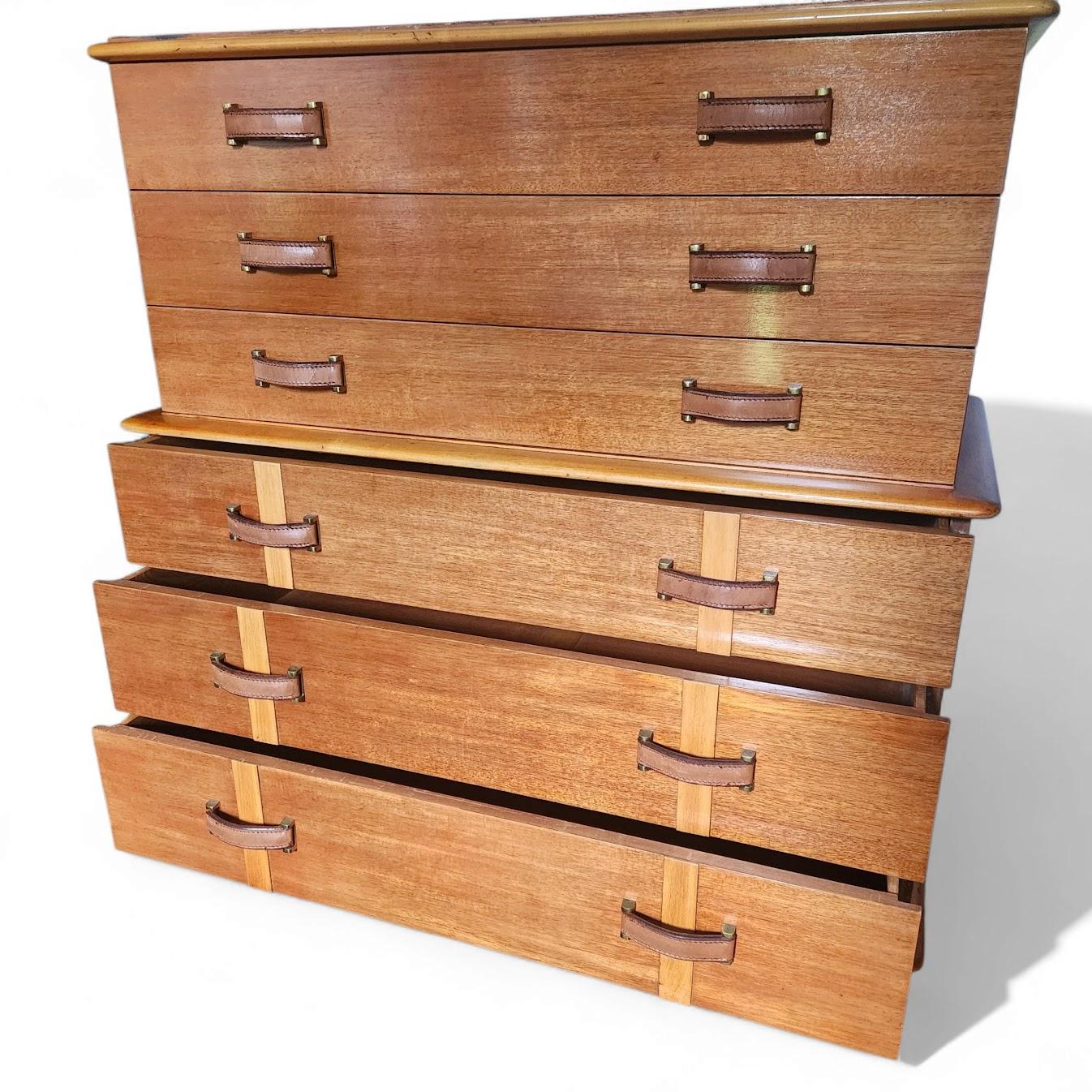 Ein Paul Frankl sechs Schubladen Schrank / hohe Brust in der Mitte des Jahrhunderts modern in der Mitte der 1940er Jahre entworfen.
Ein Teil der 