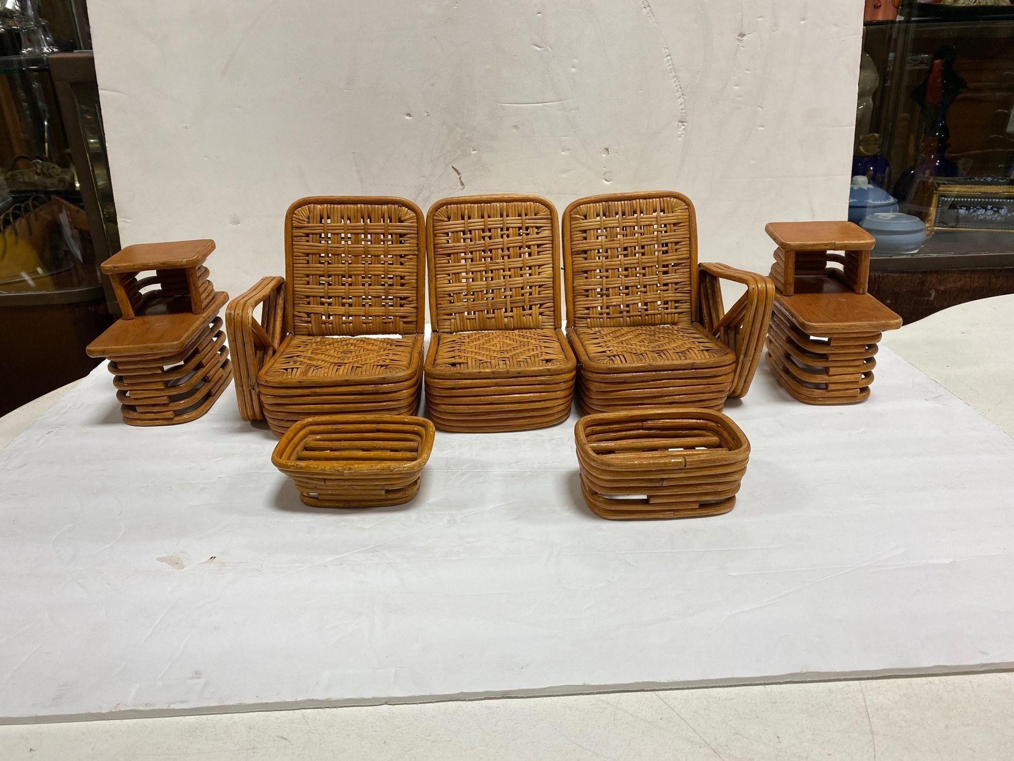 Set di mobili per casa delle bambole in miniatura in rattan di Paul Frankl, campione di vendite del 1950. Sono stati progettati per aiutare i venditori a vendere i mobili ai potenziali acquirenti sia a casa che in sala riunioni.

Questo set