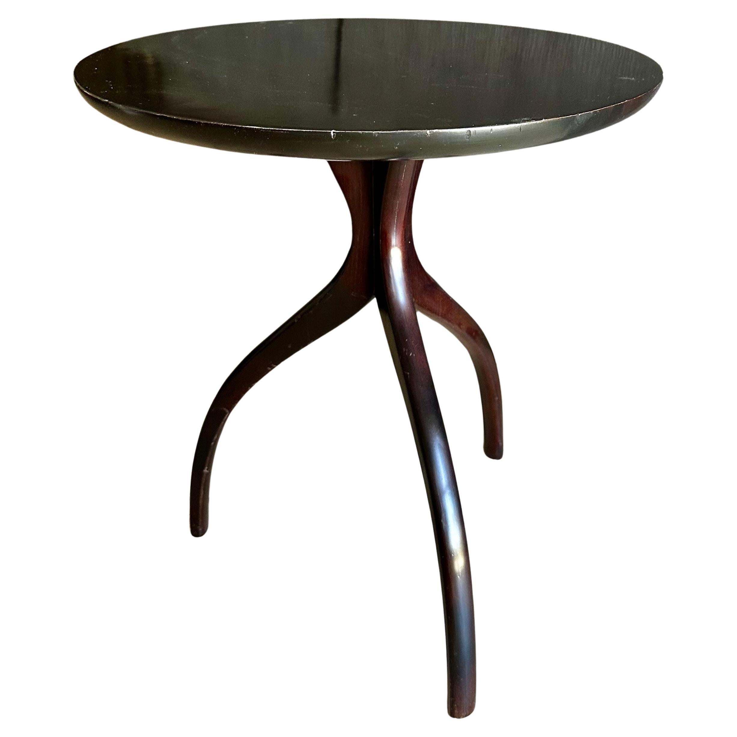 Mesa auxiliar trípode de nogal oscuro estilo Paul Frankl