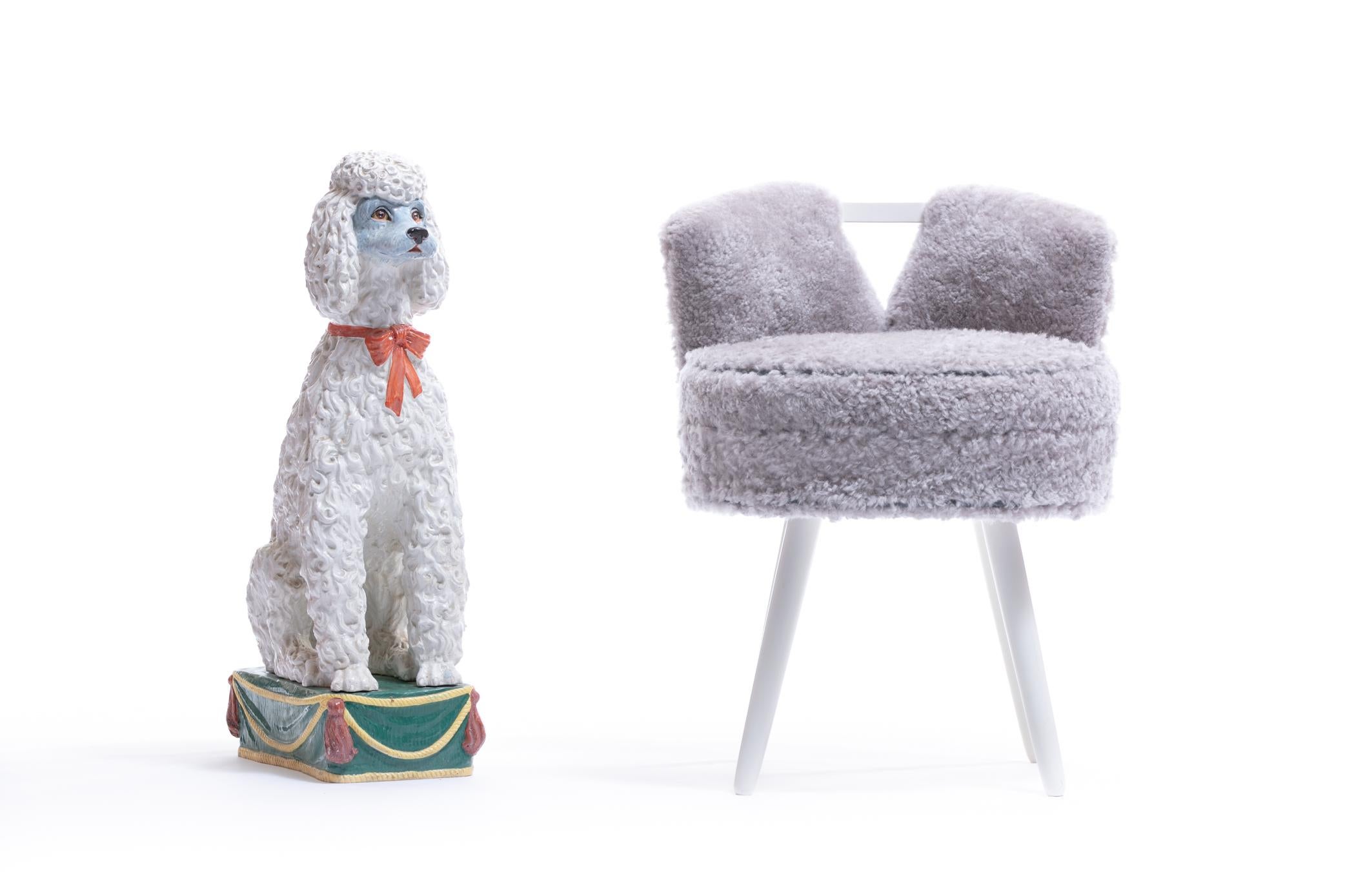 Une façon élégante et réfléchie de célébrer votre temps libre. Installez-vous confortablement dans une peau de mouton douce et soyeuse et profitez du rituel de la prise en charge. Un magnifique et sculptural tabouret de coiffeuse inspiré par le