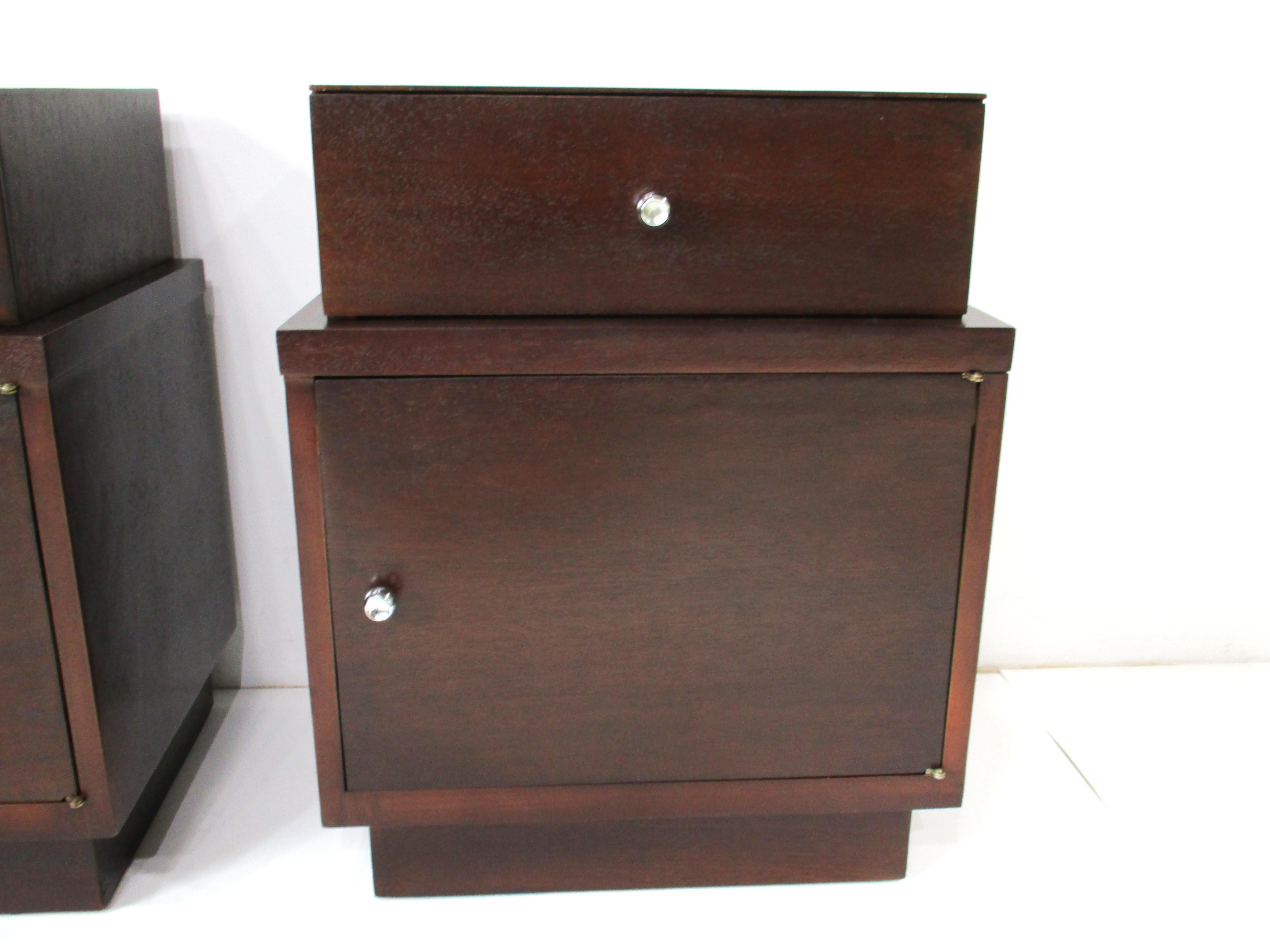 Chrome Tables de nuit / tables d'appoint Art déco de style Paul Frankl en vente